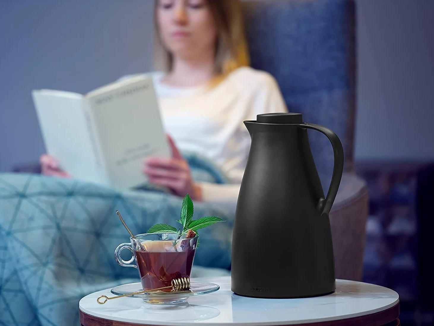 Leifheit Pichet isotherme 1L Harmonic, Pichet thermos café et thé 100% étanche, Thermos café chaud jusqu'à 24h, ouverture fermeture et versement d'une seule main, thermos design sans BPA, noir