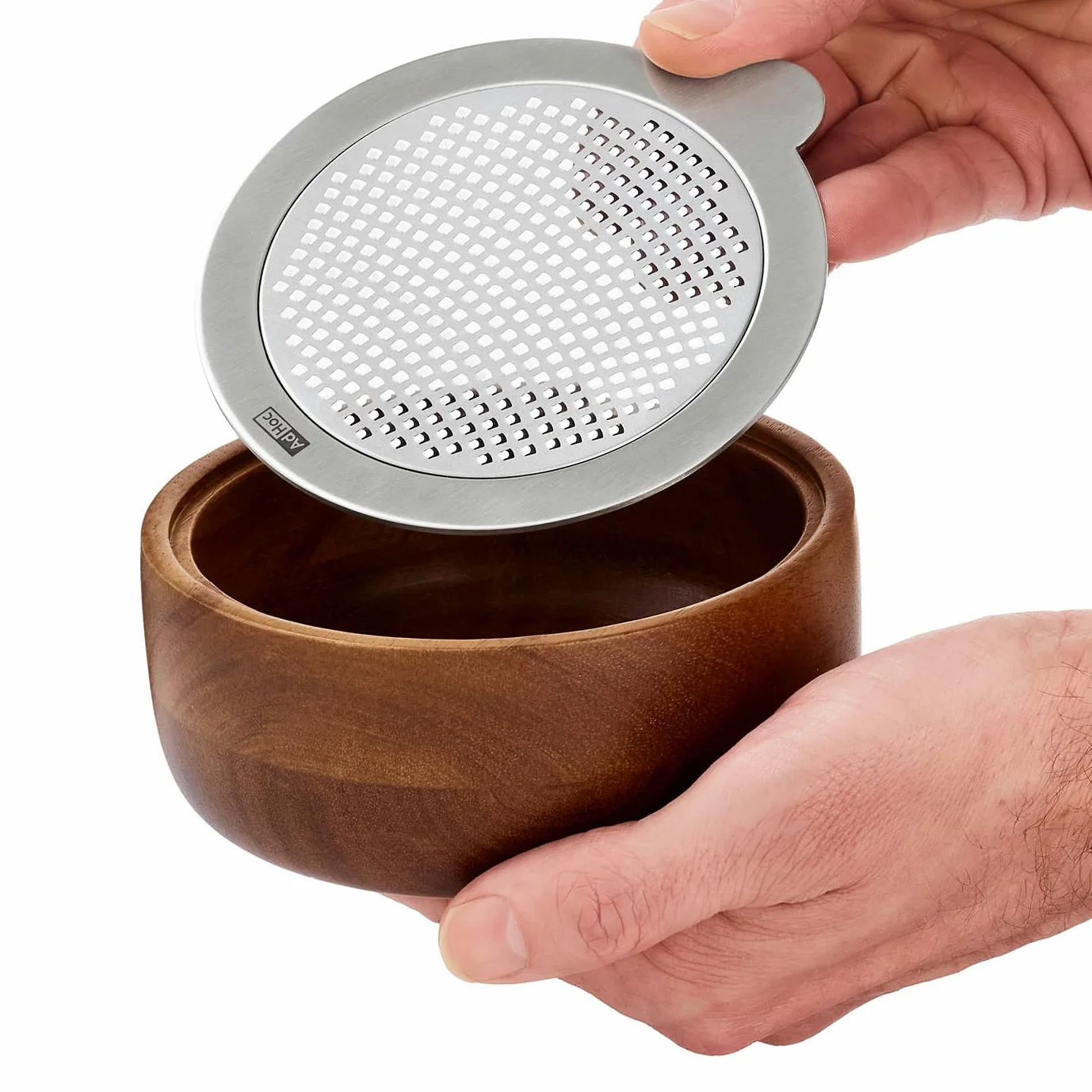 AdHoc CutnServe Râpe fine à fromage avec récipient, noir | Lame inox PreciseGrate pour parmesan, fromage à pâte dure, chocolat, noix et épices, récipient en bois d’acacia