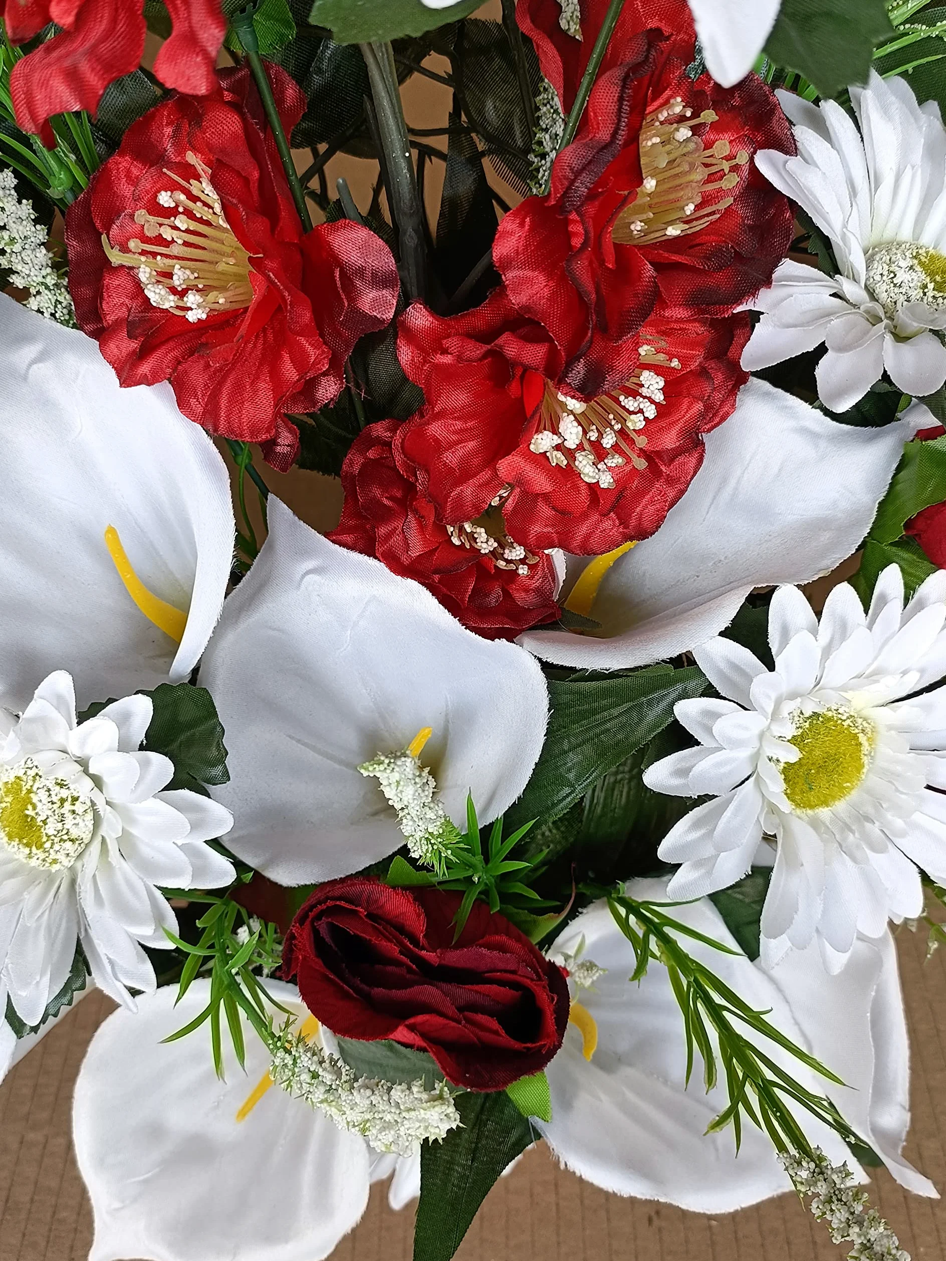 DRW Centre de Fleurs artificielles Cimetière, Saints, Anniversaire Rond Rouge et Blanc criques, Marguerites et bourgeons 50 cm x 60 cm Hauteur x 25 cm Profondeur