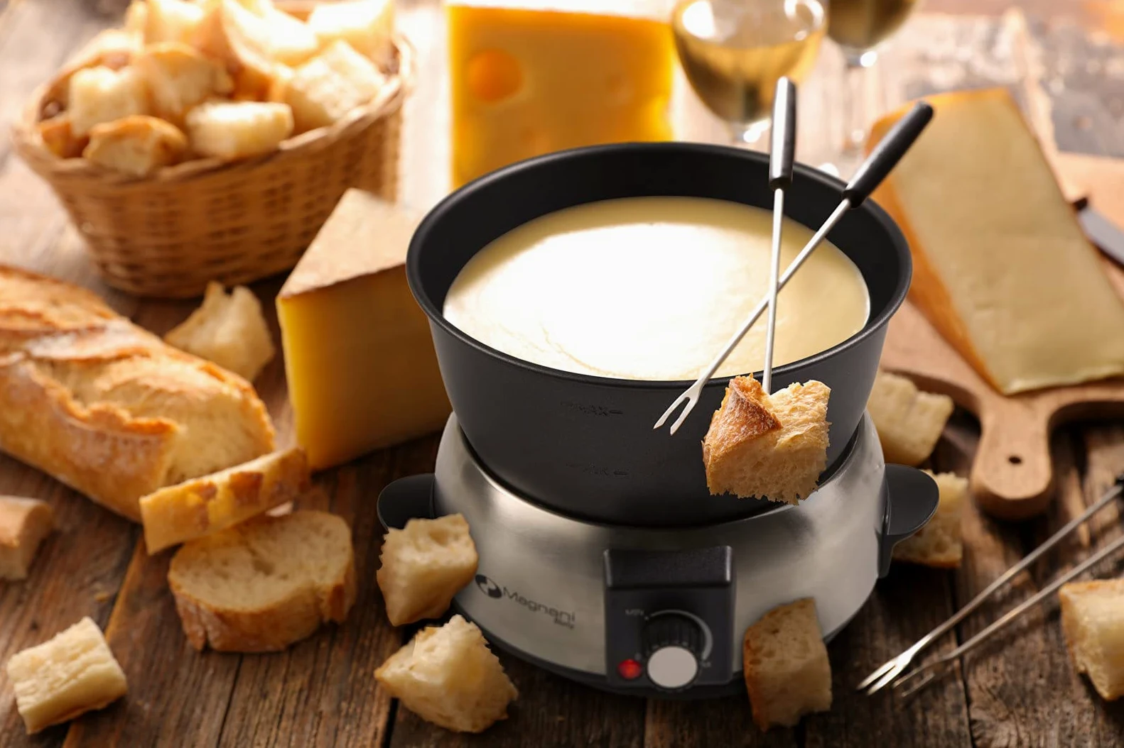 MAGNANI Appareil à fondue électrique pour 8 personnes. Fondue Chinoise, Bourguignonne, Savoyarde, Chocolat. Services à fondu capacité 1,75 Litres 800W.