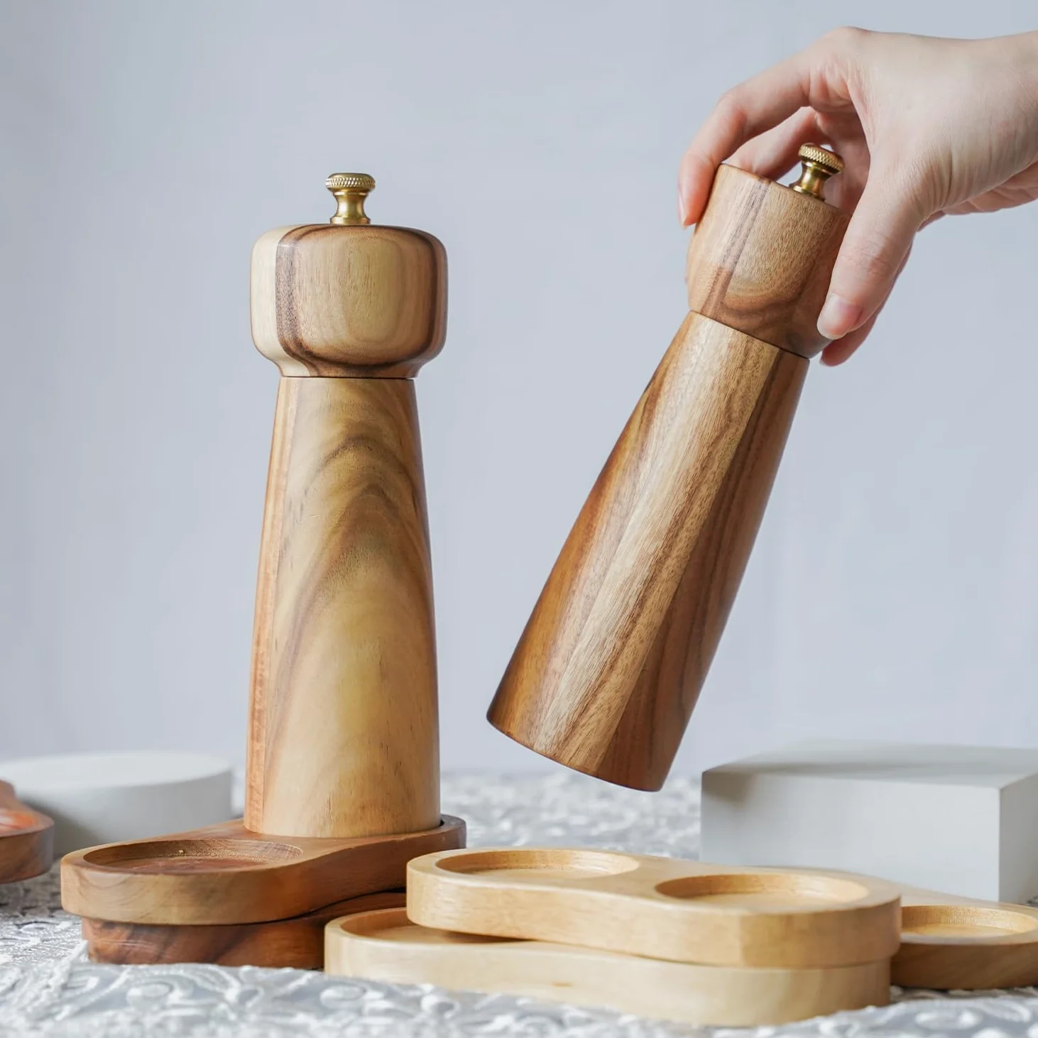 Ensemble de moulins à sel et à poivre avec dessous de moulin, broyeur réglable en céramique, moulin à sel, moulin à poivre en acier inoxydable, bois d'acacia, 20,5 cm de hauteur, fond