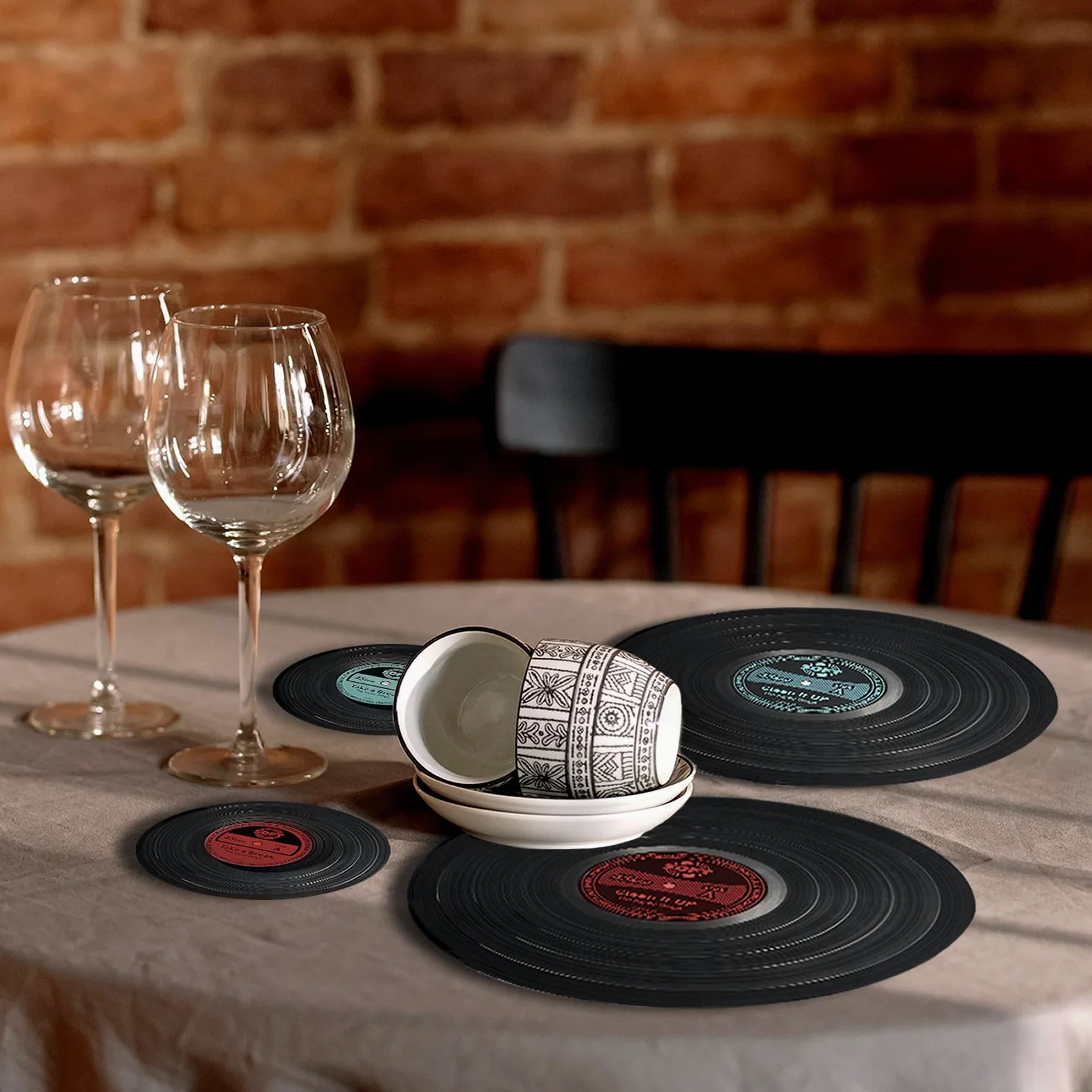 Lot de 4 sets de table et dessous de verre ronds en vinyle lavables résistants à la chaleur antidérapants de qualité alimentaire pour cuisine, restaurant, décoration d'intérieur