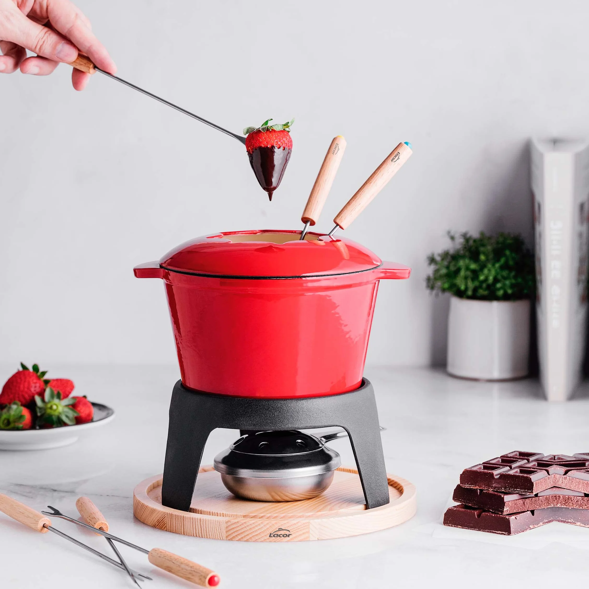 Lacor - 71711 - Service à fondue en fer forgé émaillé, support en fer avec base en bois, adapté à l'induction, 6 fourchettes Ø 16,5 x 10 cm (1,7 litres), Rouge