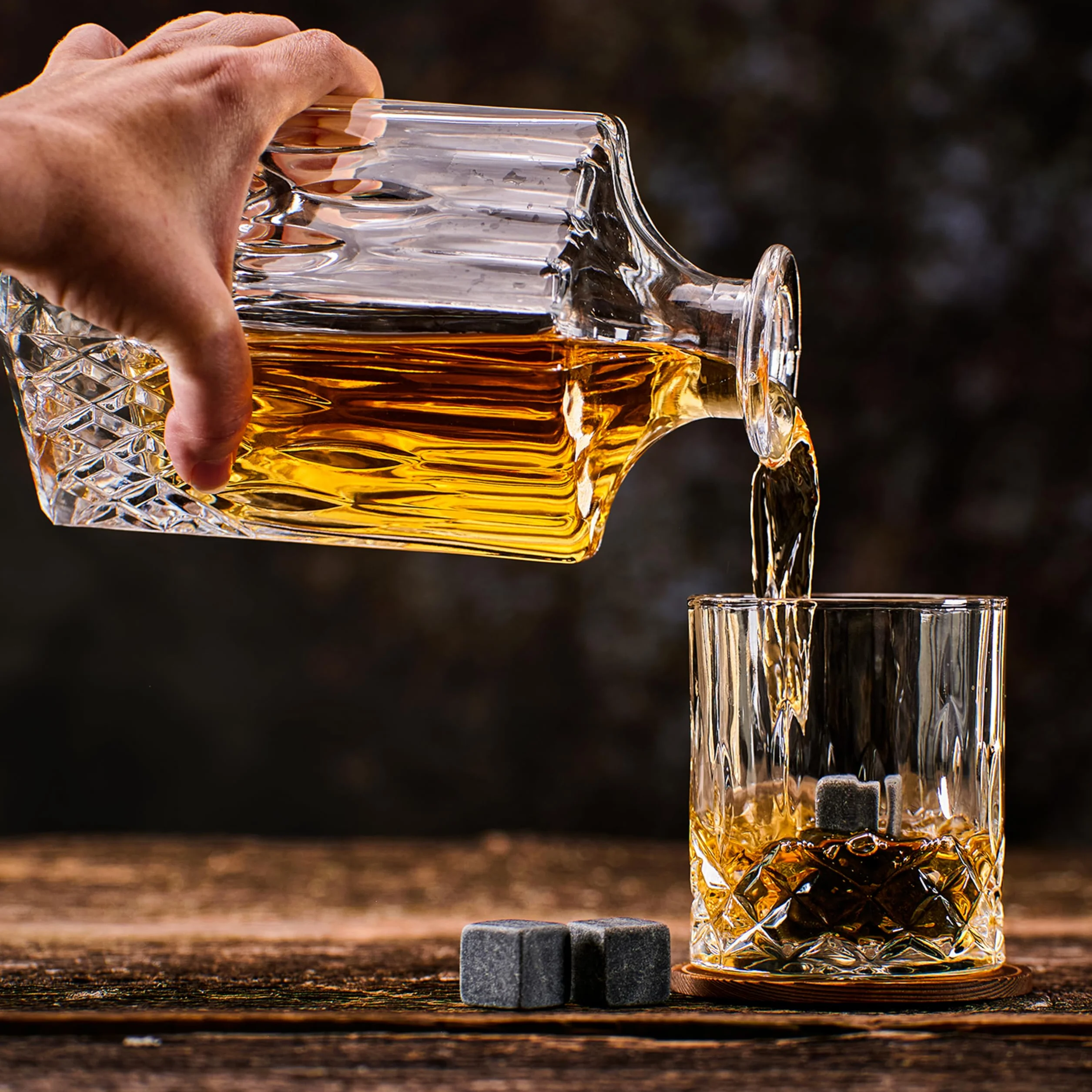 WHISISKEY Ensemble Carafe à Whisky - Coffret Cadeau à Whisky - Cadeaux pour Hommes - Cadeau d'anniversaire pour Homme - Carafe Classique 700 ML - 4 Verres à Whisky, 4 Pierres à Whisky