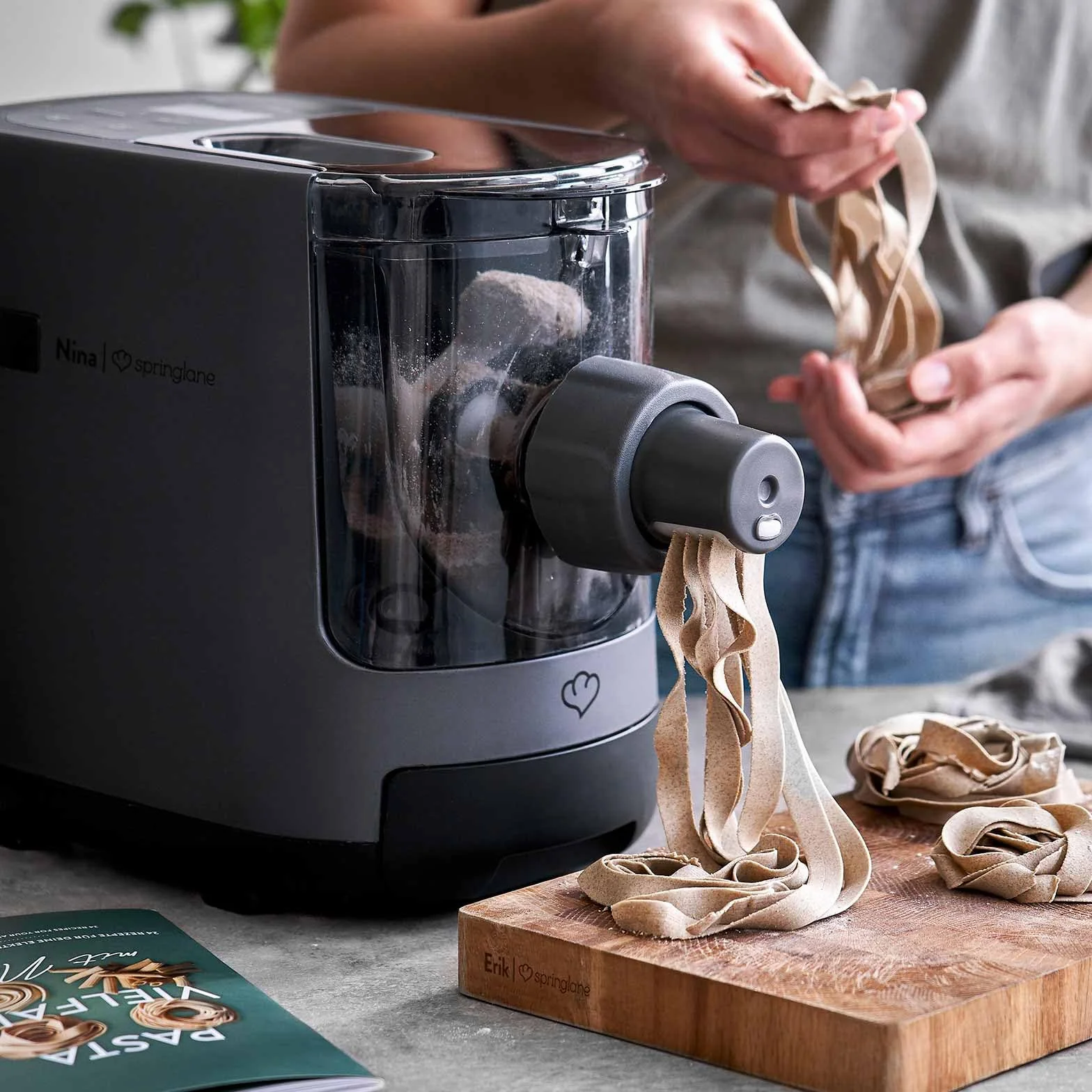 SPRINGLANE Machine à Pâtes Automatique NINA, Balance Intégrée, Appareil à Pâtes Maison, Pasta Maker 180 W, Jusqu'à 600g de Farine, 7 Disques de Forme, 40-60 Tours/Minute