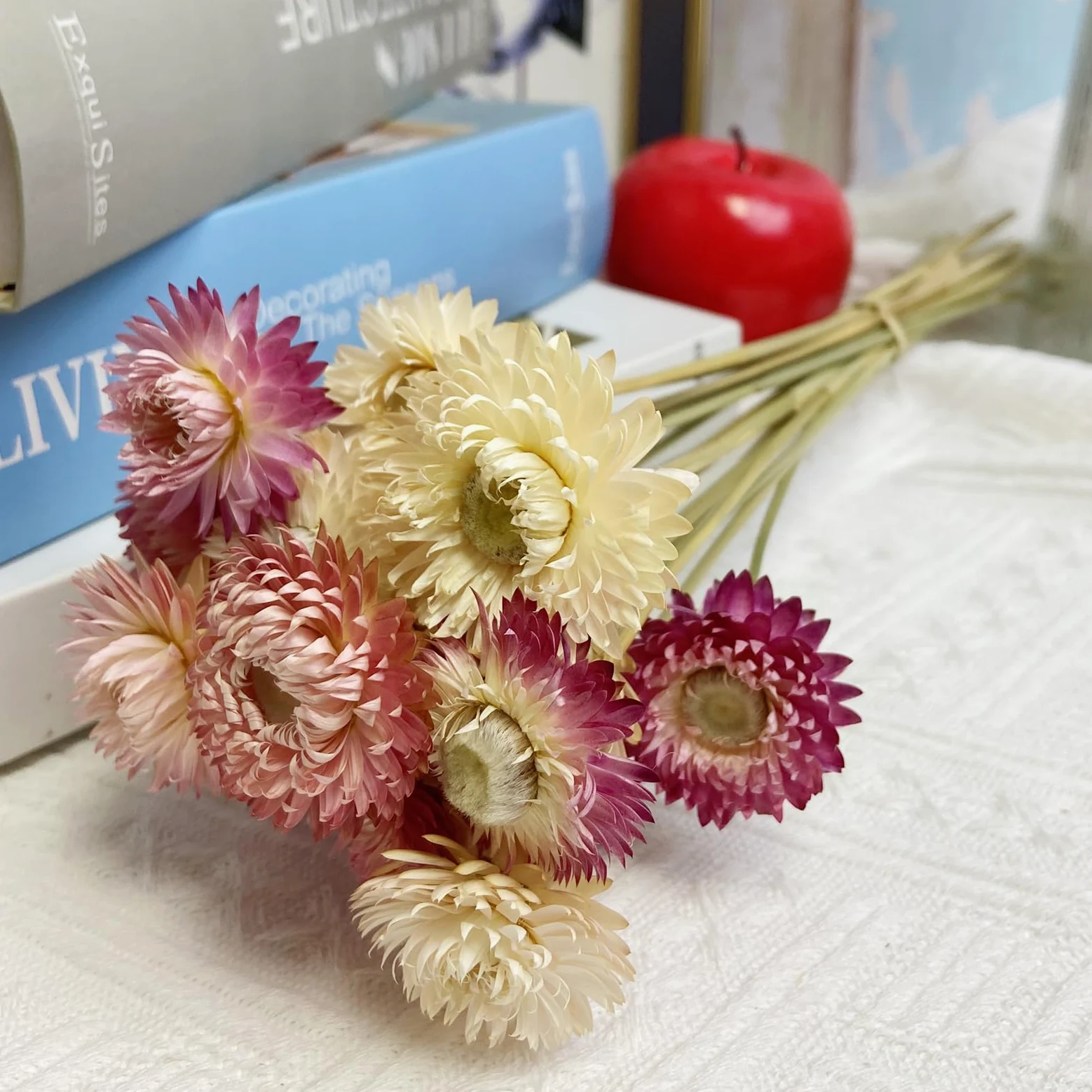 L'BREVOGA Bouquets de fleurs séchées, 16 pièces 100 % naturelles marguerites fraises pour décoration de fête à la maison – Rose et blanc