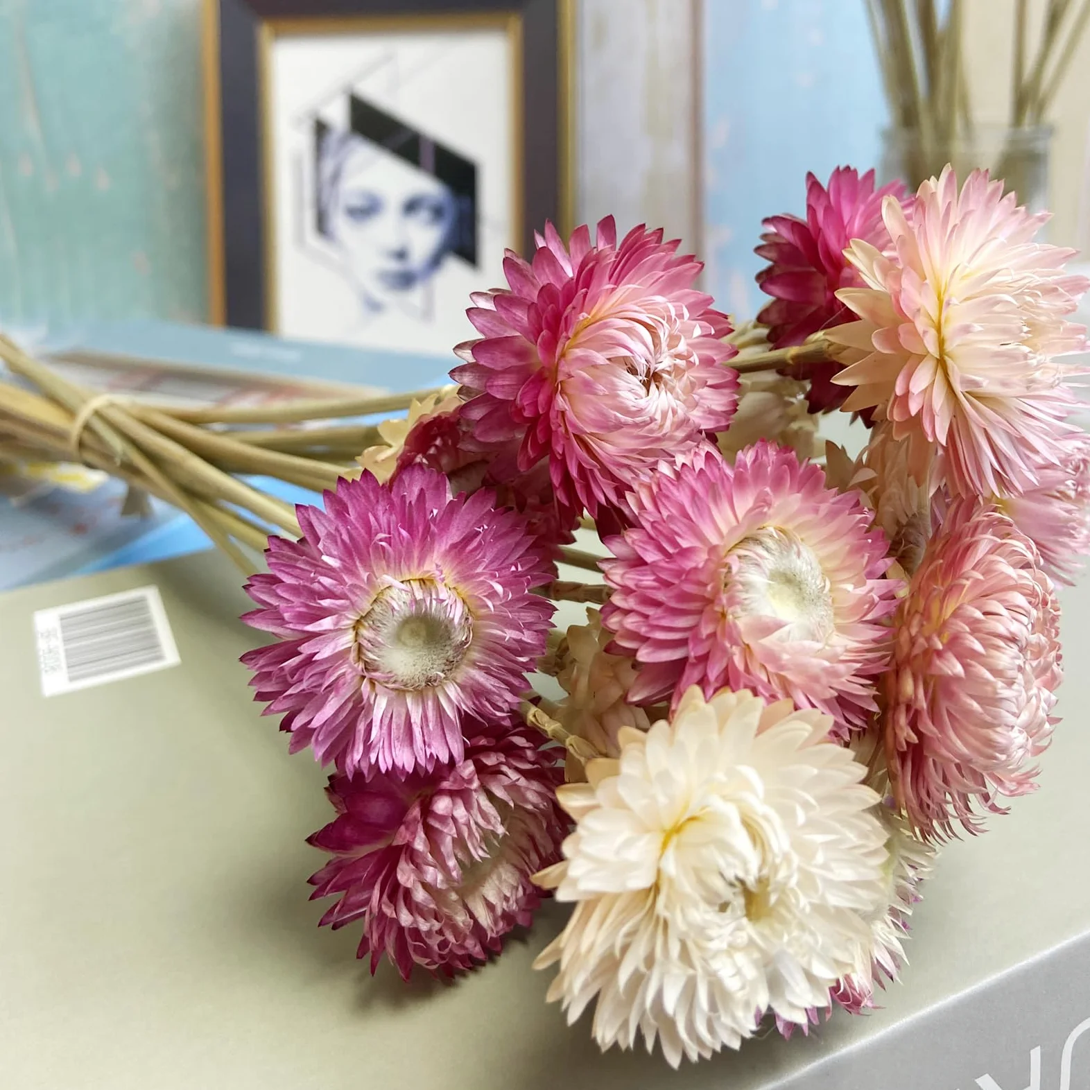 L'BREVOGA Bouquets de fleurs séchées, 16 pièces 100 % naturelles marguerites fraises pour décoration de fête à la maison – Rose et blanc