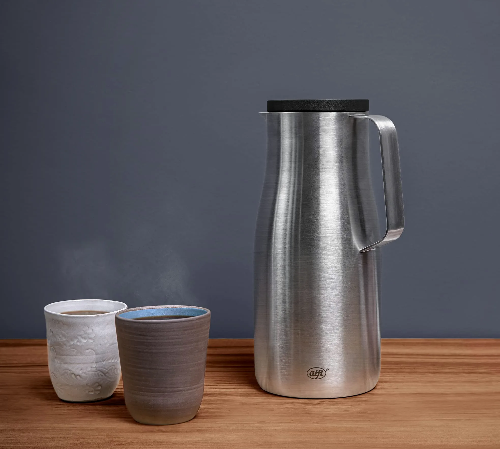 alfi STUDIO TT 1,5 l, inox, pichet isotherme à double paroi en inox mat, maintient 12 heures chaud, 24 heures froid, bouchon vissé, grande ouverture, pichet isotherme, lavable au lave-vaisselle