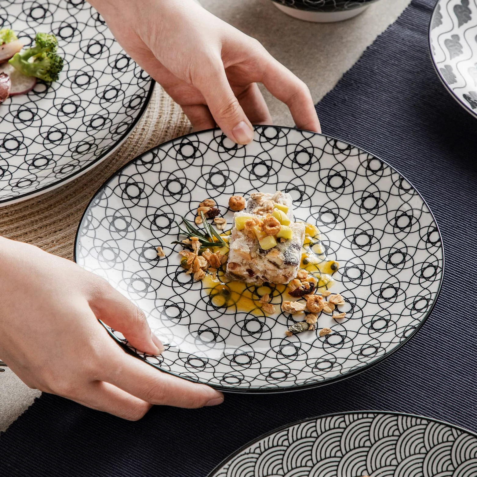vancasso, Haruka Service de table en porcelaine, 48 pièces, ronds, pour 12 personnes, comprend gobelets, bols, assiettes à dessert et assiettes plates