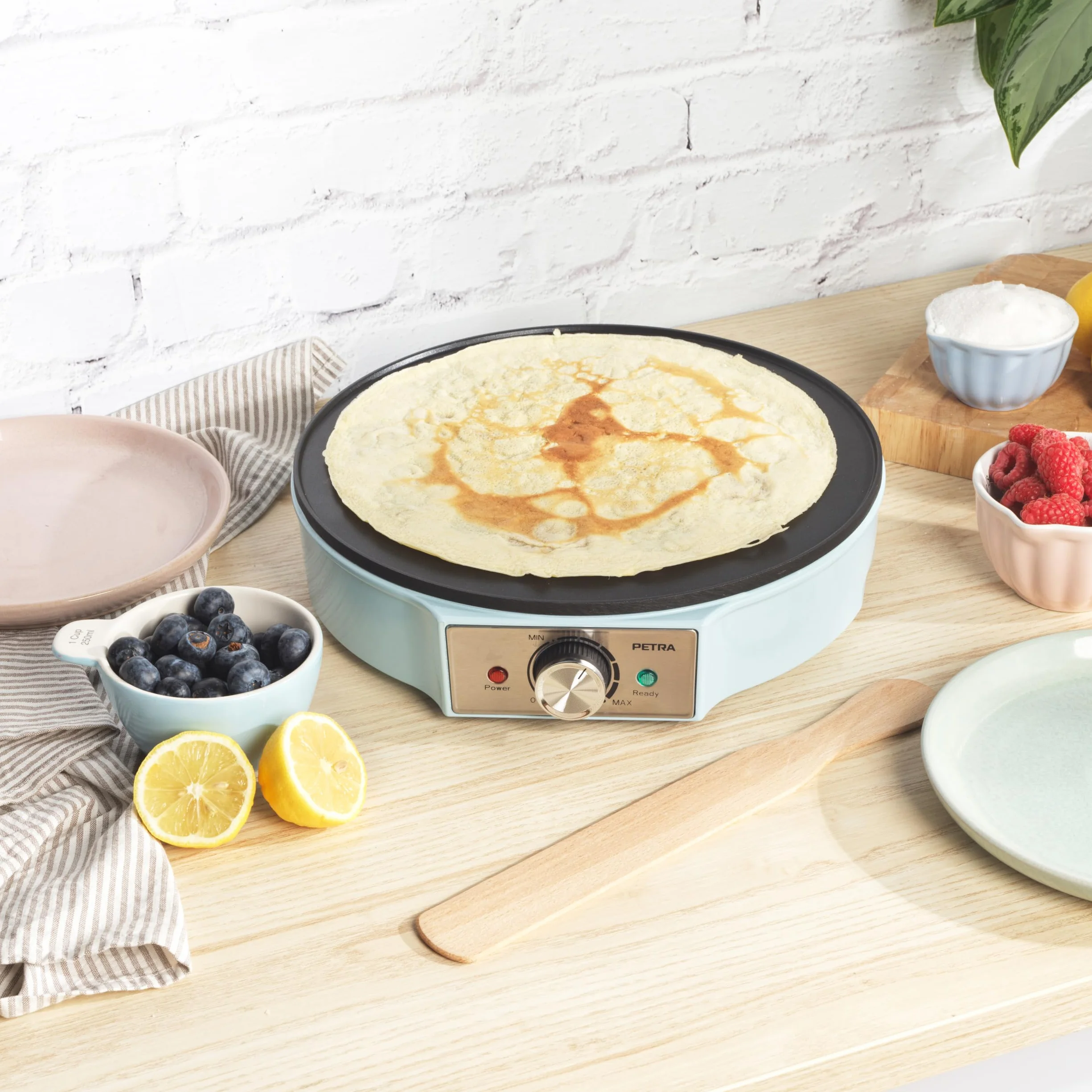 Petra Crêpière Électrique 1200W, Machine à Crêpes avec Plaque Antiadhésive 30cm, Grande Plaque Chauffante avec Température Réglable, Accessoires en Bois Inclus, Garantie 3 Ans