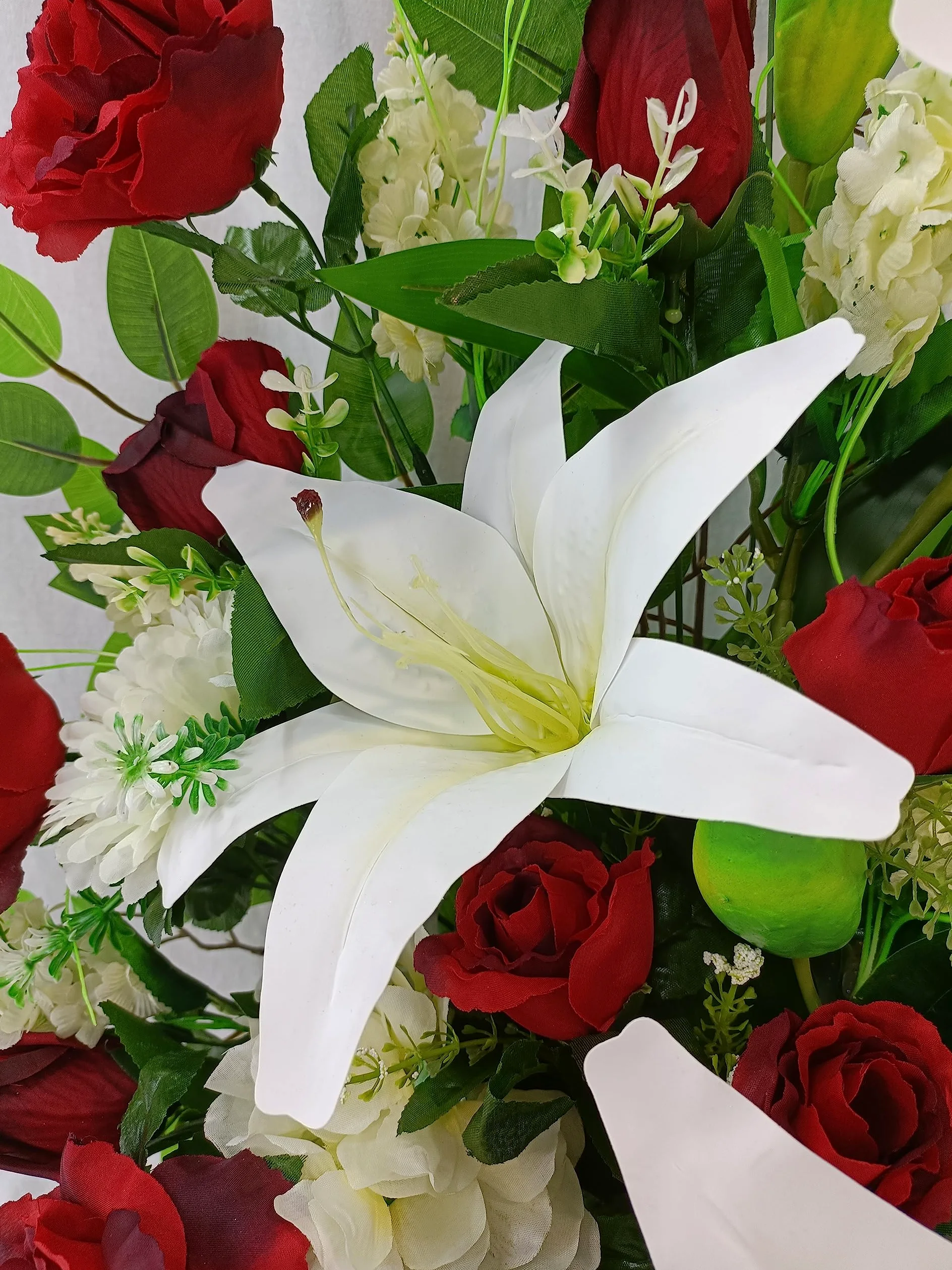 DRW Centre de Fleurs Artificielles pour Cimetière Blanc et Rouge Églises Mariages Centre de Fleurs pour Les Saints avec Liliums, bourgeons, gerberas et hortensias Rouge et Blanc 80x65x30 cm