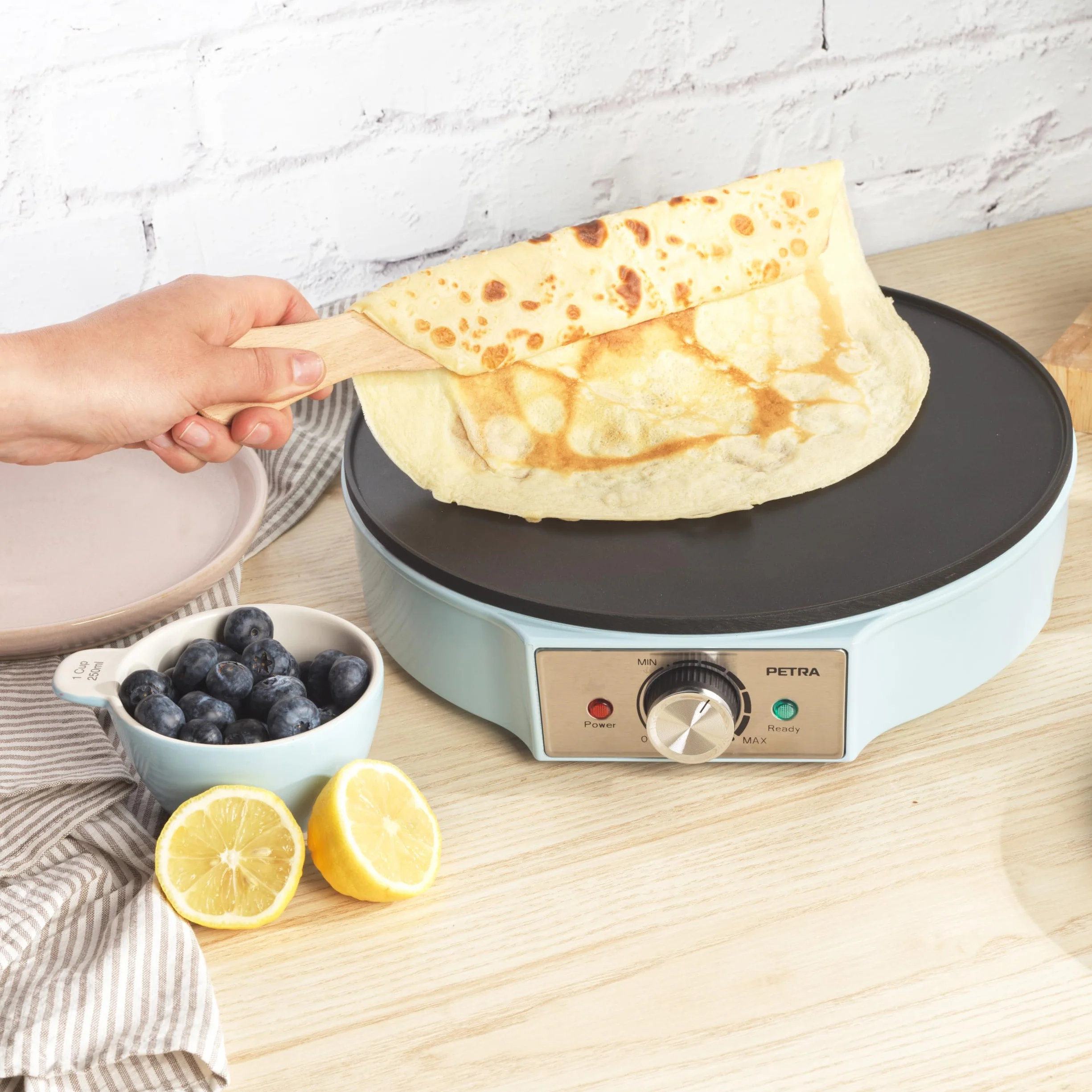 Petra Crêpière Électrique 1200W, Machine à Crêpes avec Plaque Antiadhésive 30cm, Grande Plaque Chauffante avec Température Réglable, Accessoires en Bois Inclus, Garantie 3 Ans