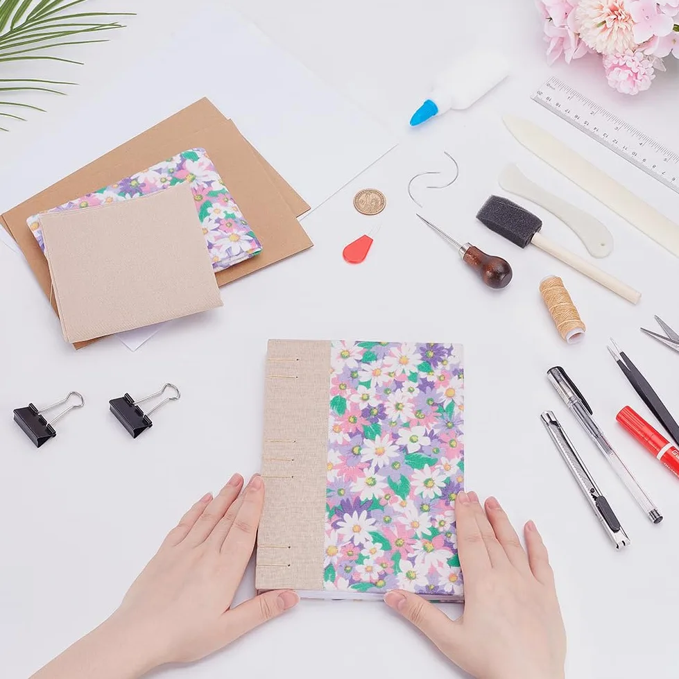 WEBEEDY Kit de Reliure de Journal 58 Pcs de Création de Reliure Fleurie A5 de Création de Livre Complet avec Fil, Aiguilles à Coudre, Papier, Outil de Pliage de Papier pour Adultes, 15X21cm