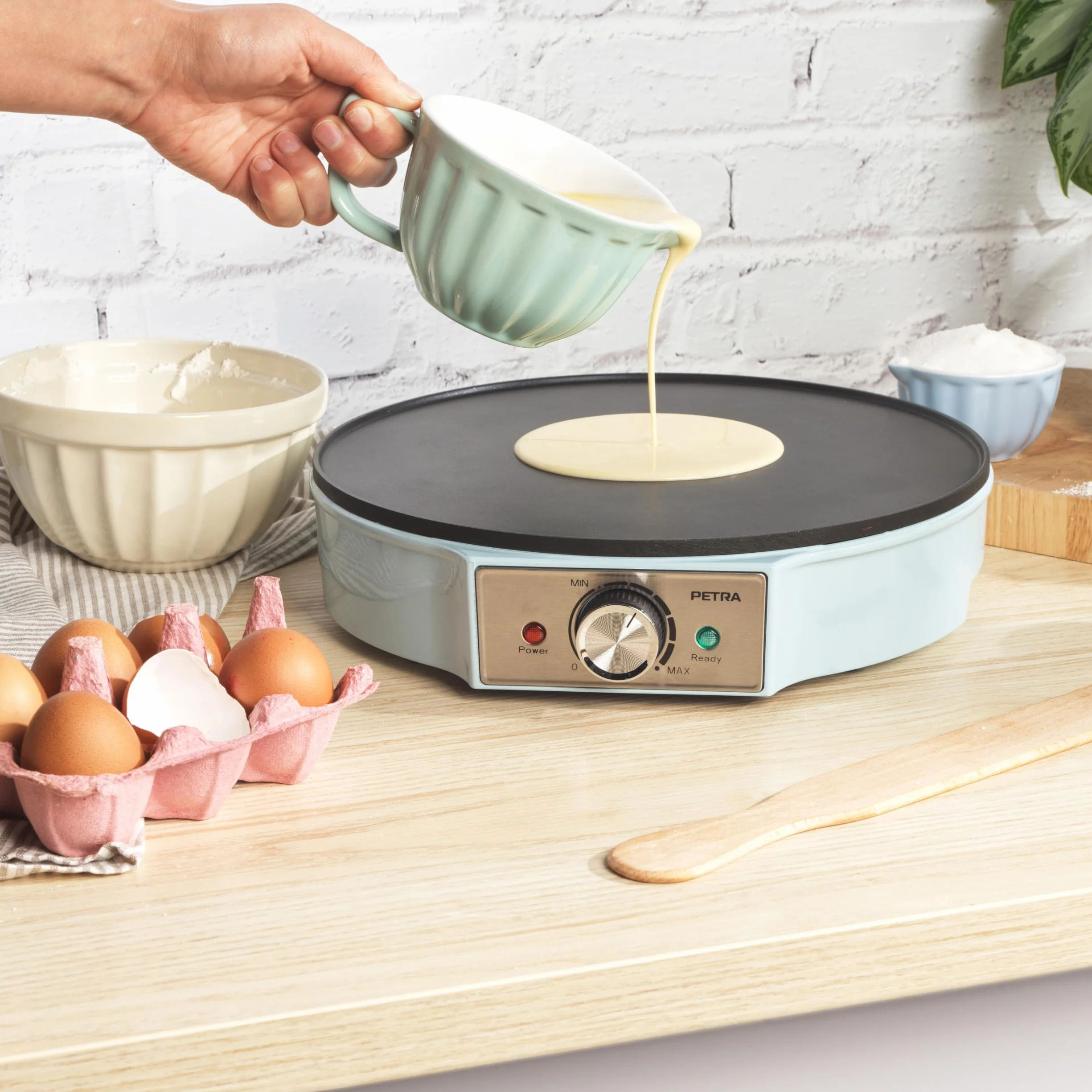 Petra Crêpière Électrique 1200W, Machine à Crêpes avec Plaque Antiadhésive 30cm, Grande Plaque Chauffante avec Température Réglable, Accessoires en Bois Inclus, Garantie 3 Ans