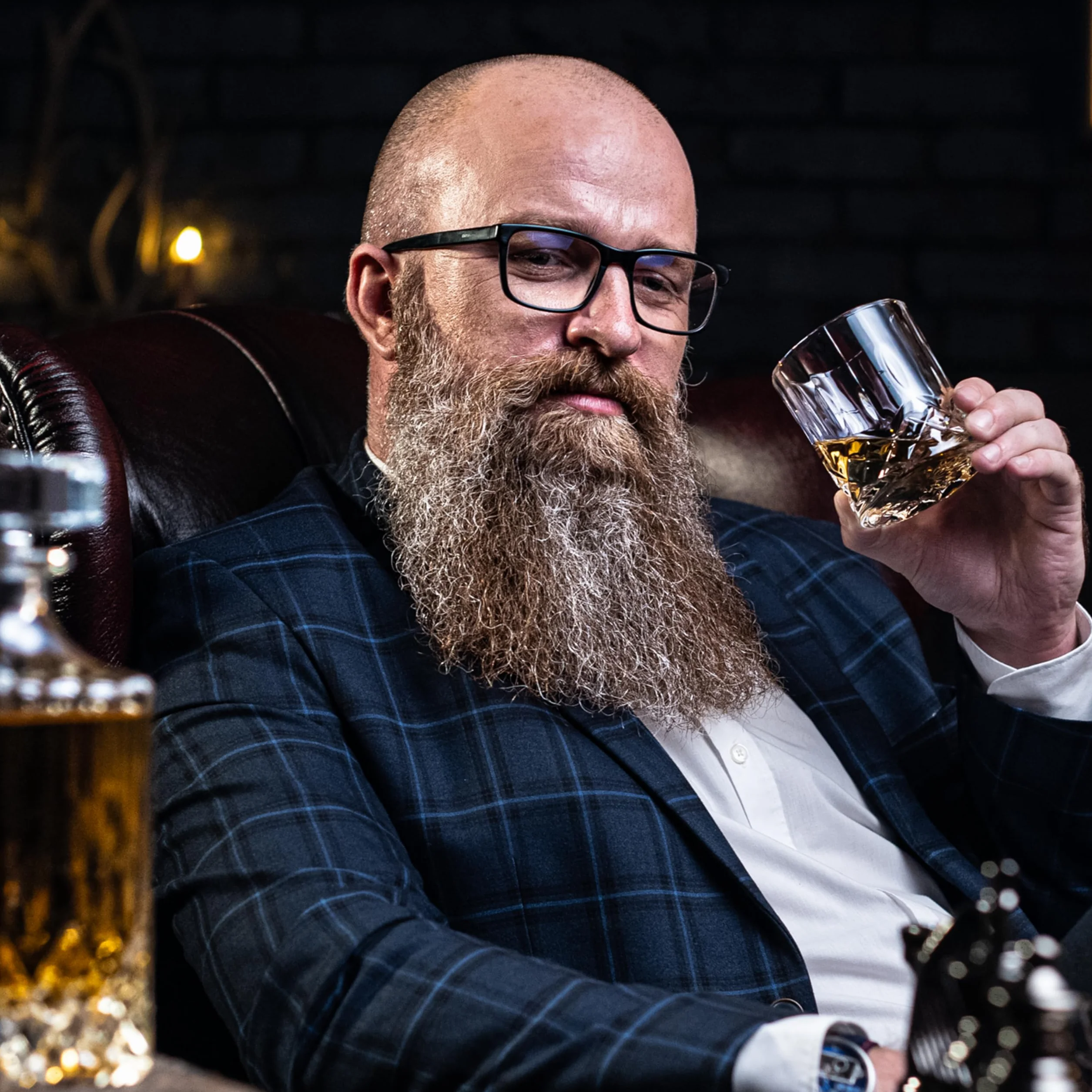 WHISISKEY Ensemble Carafe à Whisky - Coffret Cadeau à Whisky - Cadeaux pour Hommes - Cadeau d'anniversaire pour Homme - Carafe Classique 700 ML - 4 Verres à Whisky, 4 Pierres à Whisky