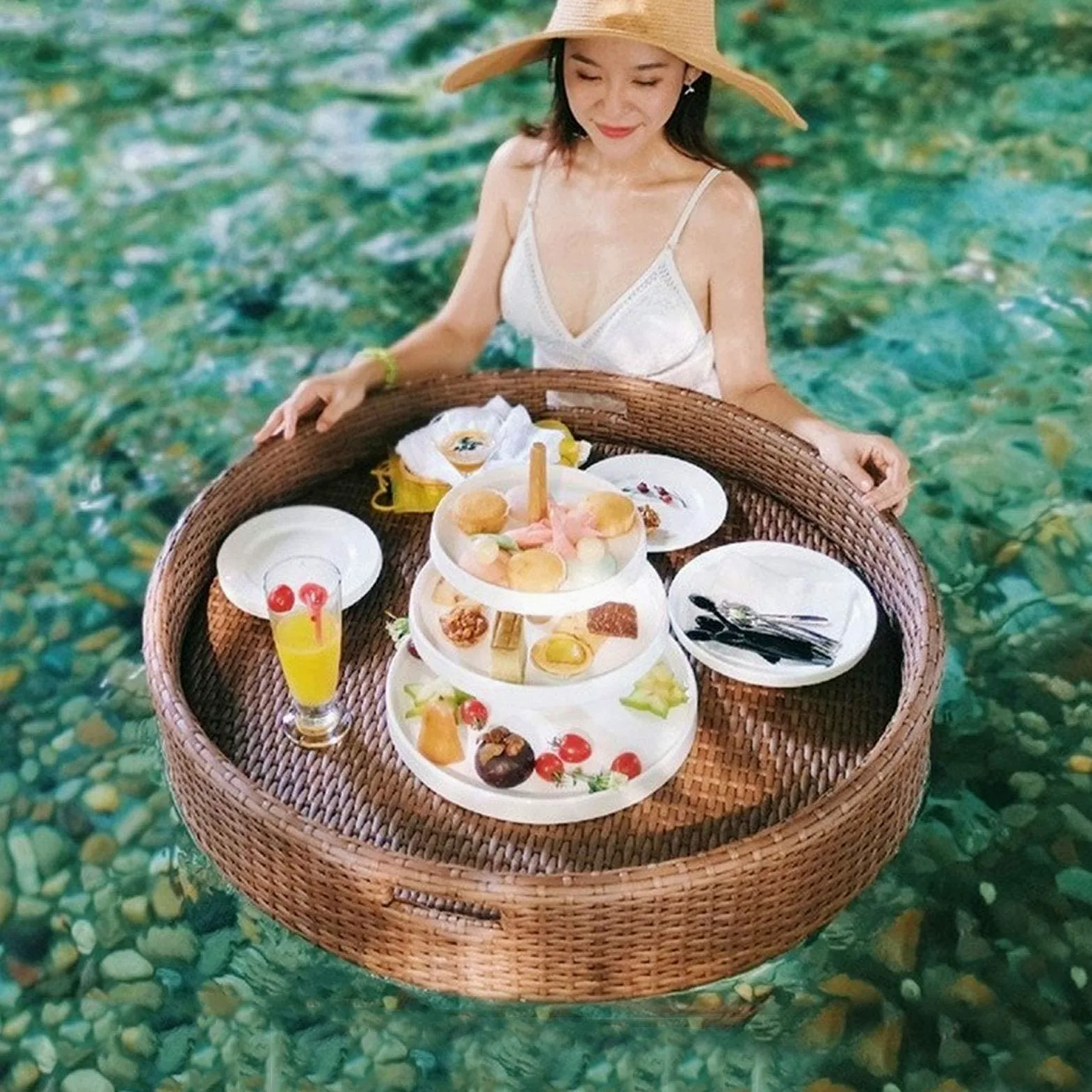 Plateau de Service tissé en rotin Plateau Alimentaire avec poignées Plateau Flottant Plateau de Service Flottant de Luxe Table Bar Piscine Plateau Flottant pour Piscine Servant des Boissons