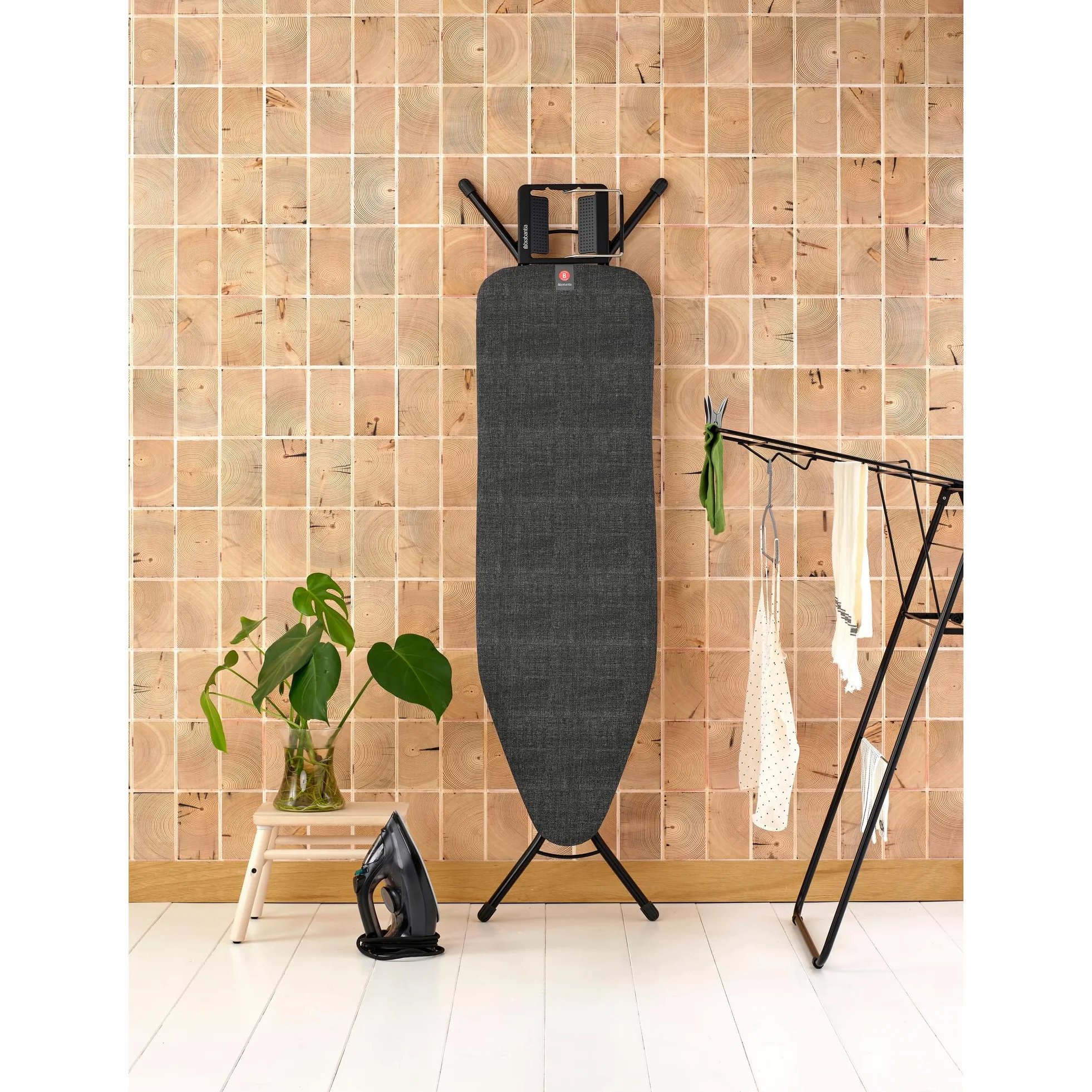 Brabantia - Table à Repasser Taille B - pour Fer Vapeur - Planche a Repasser - pour Les Gauchers et Les Droitiers - Plateau Extra-Stable - pour Fers Jusqu'à 13,5 cm - Denim Black - 124x38cm