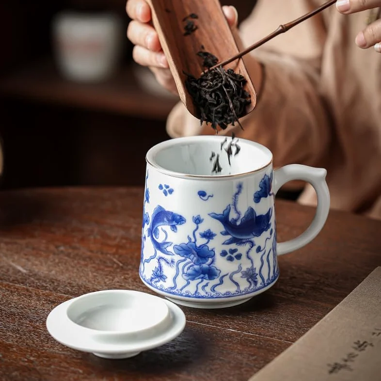 Tasse à thé Tasse à thé Tasse de séparation d'eau de thé Tasse à Eau de Filtre spéciale personnelle en céramique Bleue et Blanche Peinte à la Main Tasse à thé Tasses à thé réutilisables