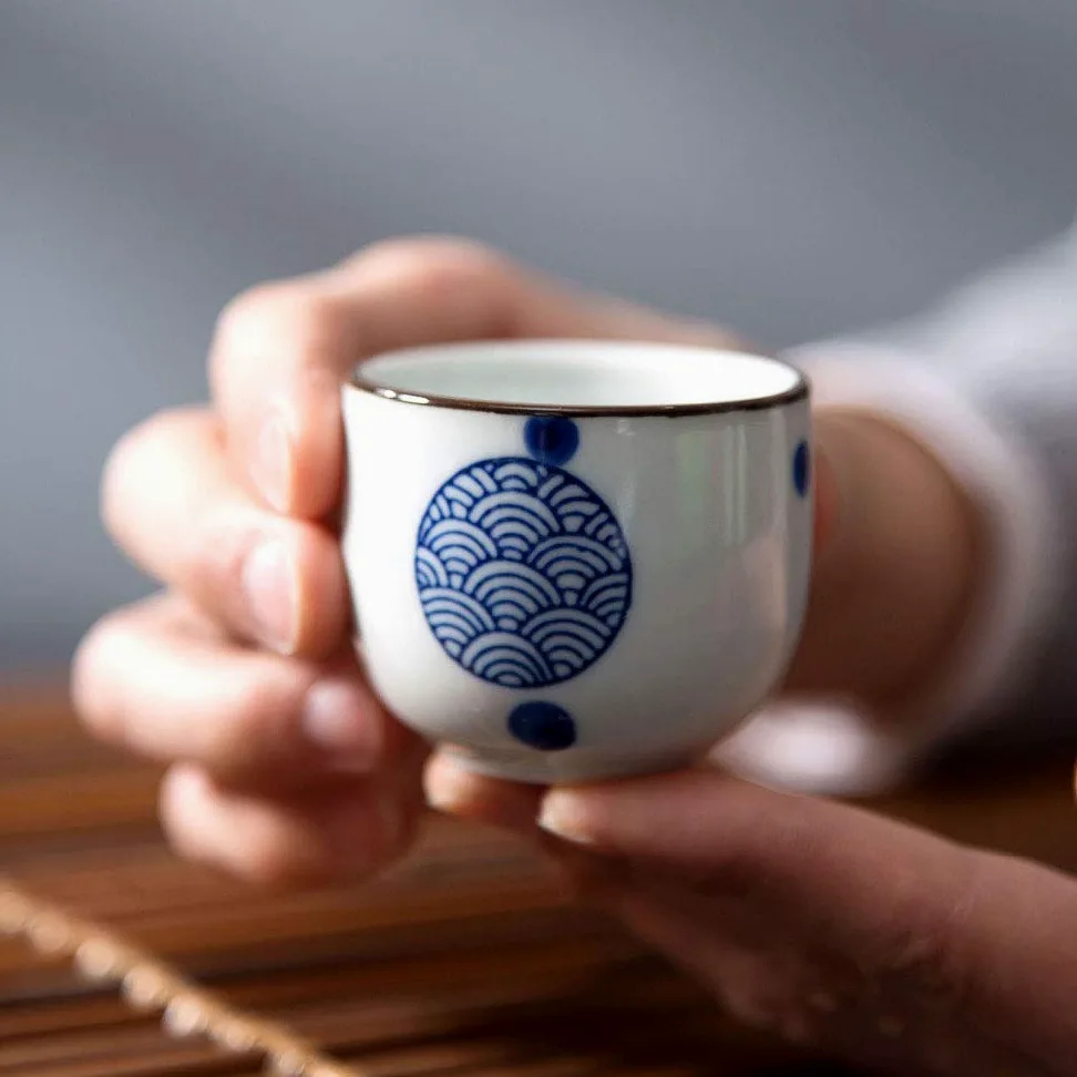 Service à saké japonais, ensemble de 5 tasses à saké, tasses en céramique à texture ondulée bleue, verres à vin artisanaux pittoresques, pour thé shochu chaud et froid, meilleur cadeau pour la fa