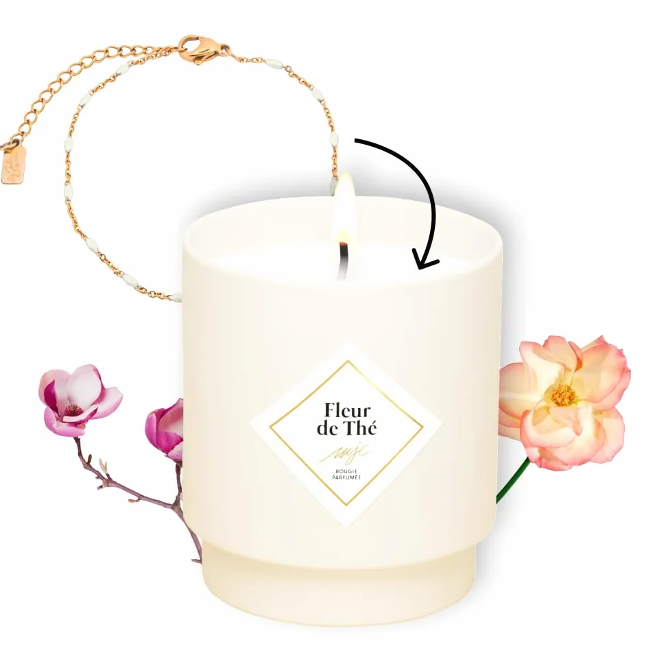 MY JOLIE CANDLE - Bougie Bijou Parfumée Fleur de Thé - Bracelet doré en acier inoxydable avec perles crèmes - Cadeau parfait pour Noël et anniversaire - Cire à base végétale - Made in France