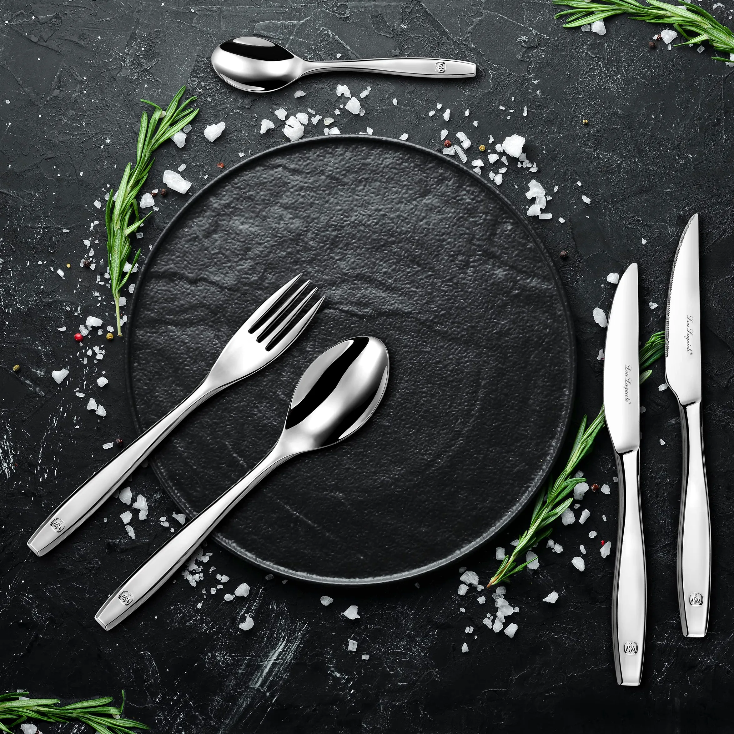 LOU LAGUIOLE - Ménagère 62 pièces avec couverts de table et couteaux steak pour 12 personnes - Figure - Acier inoxydable 18/0, Finition Miroir