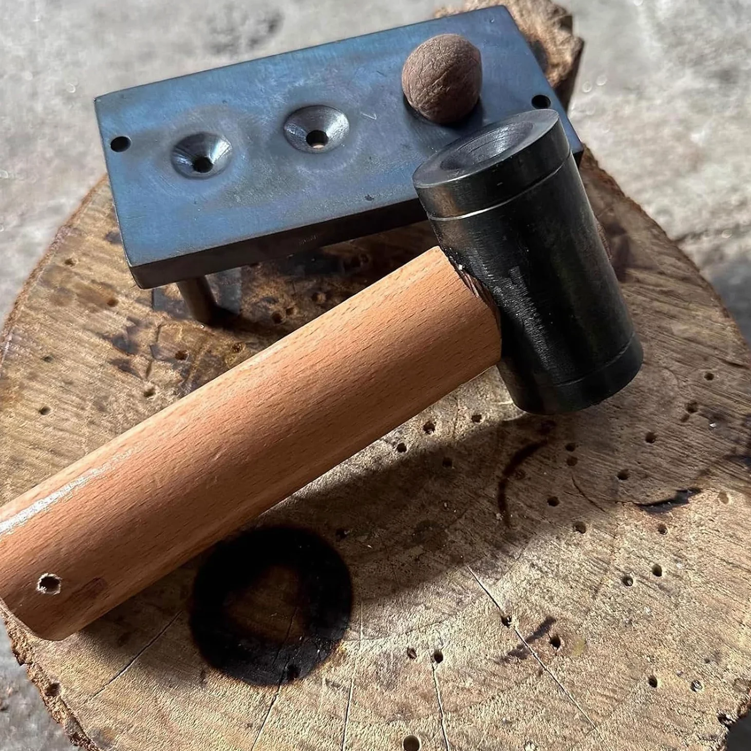 Outil Casse-Noisette pour Noix, Châtaignes, Pécans, Base en Fer avec Marteau, 3 Trous Coniques, Éplucheur Manuel pour Noix de Diamètre 12/16/19mm, Essentiel de Cuisine Ménager