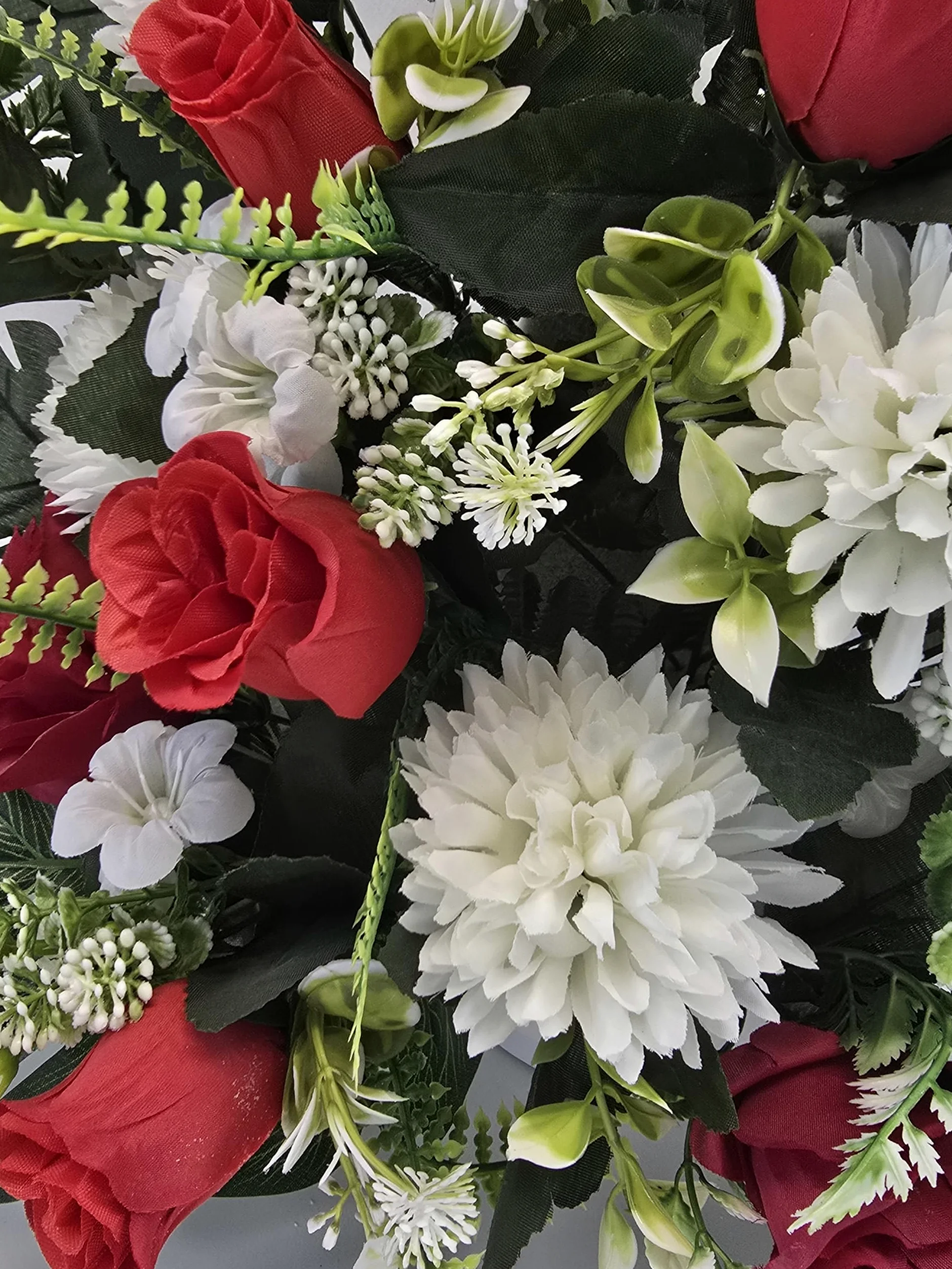 DRW Centre de Fleurs artificielles pour Mariages, églises, cimetières avec Pompon Blanc et Roses Rouges 65 x 65 x 30 cm