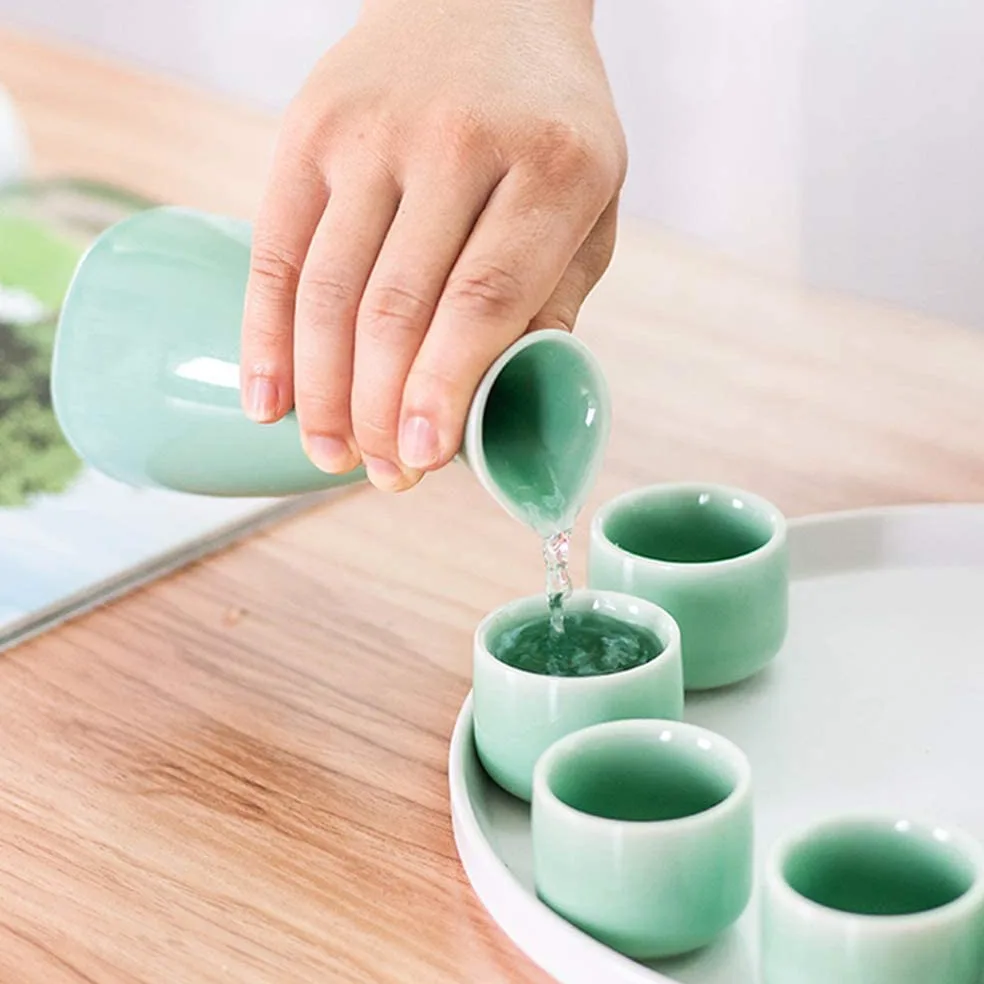 Ensemble de Tasses à saké japonaises, Design Traditionnel Peint à la Main, Tasses en céramique et Porcelaine, Texture émaillée Blanche