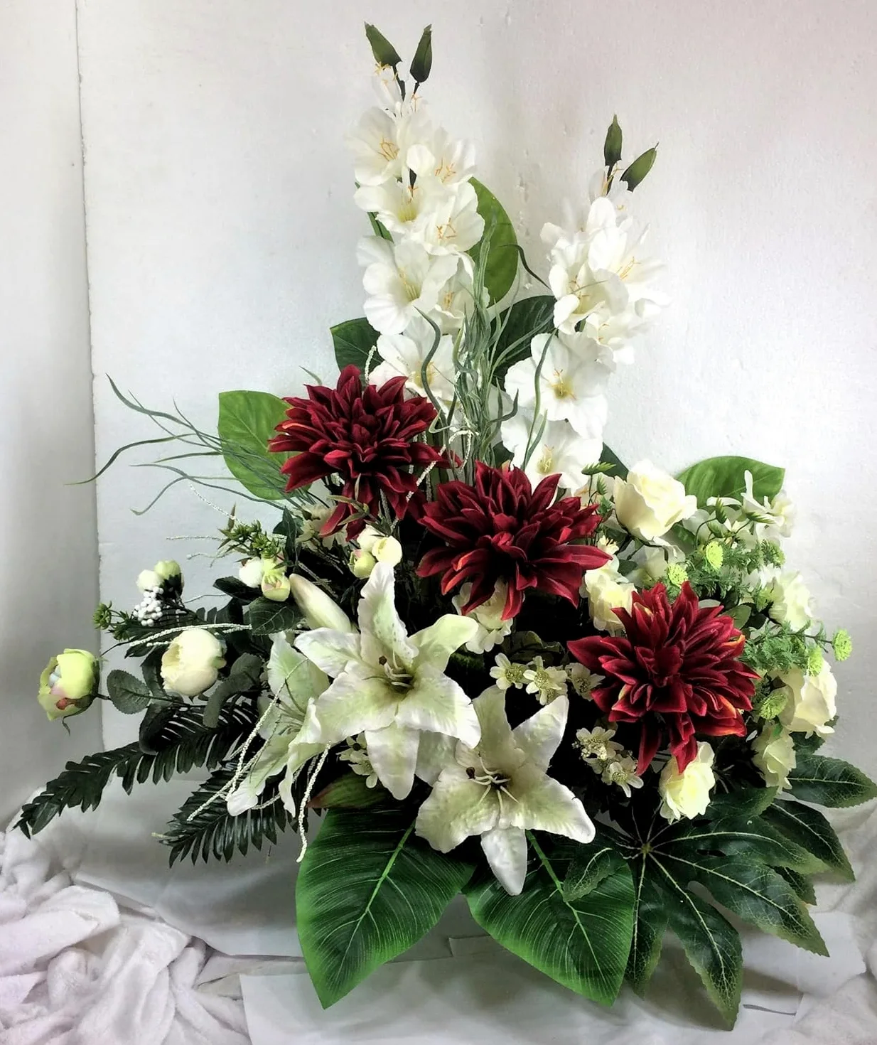 LBA Centre de Fleurs artificielles pour cimetière. Également pour Les églises. Journée spéciale de la Toussaint. Dimensions : 80 x 70 x 45 cm.