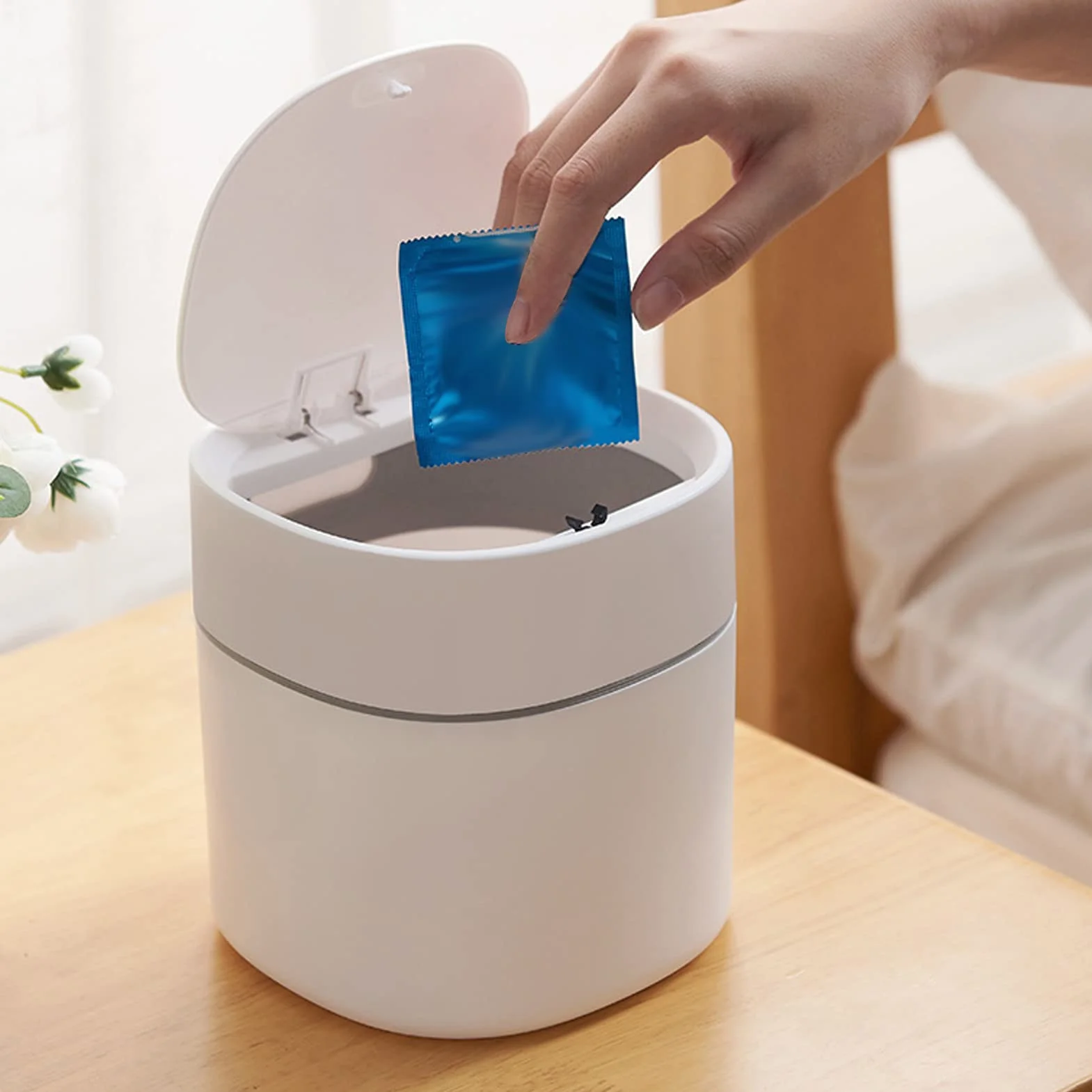 Mini Poubelle de Bureau, Petite Poubelle de Table compacte avec Couvercle ABS pour Rangement déchets, Design élégant pour comptoir, Bureau et Voiture, Blanc