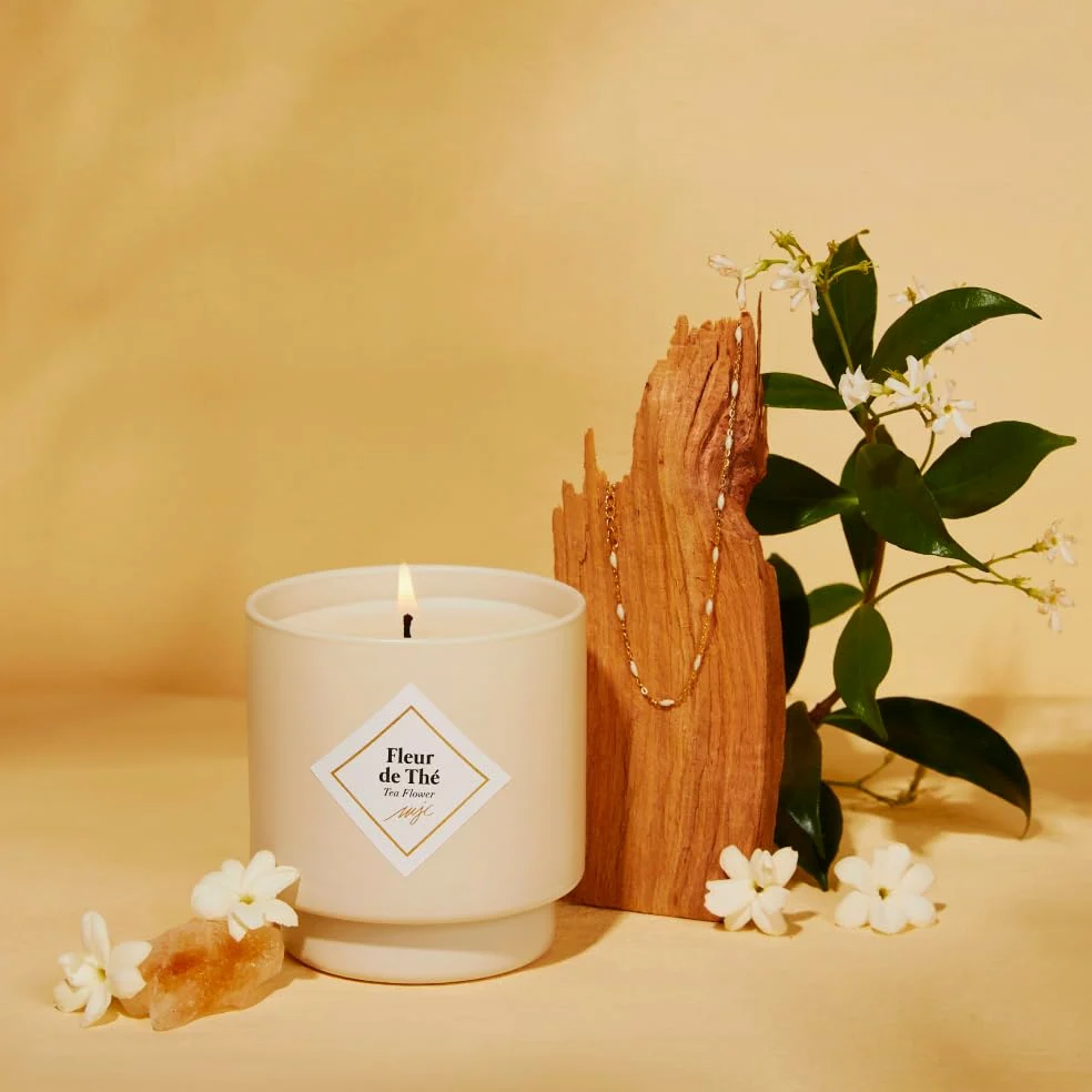 MY JOLIE CANDLE - Bougie Bijou Parfumée Fleur de Thé - Bracelet doré en acier inoxydable avec perles crèmes - Cadeau parfait pour Noël et anniversaire - Cire à base végétale - Made in France