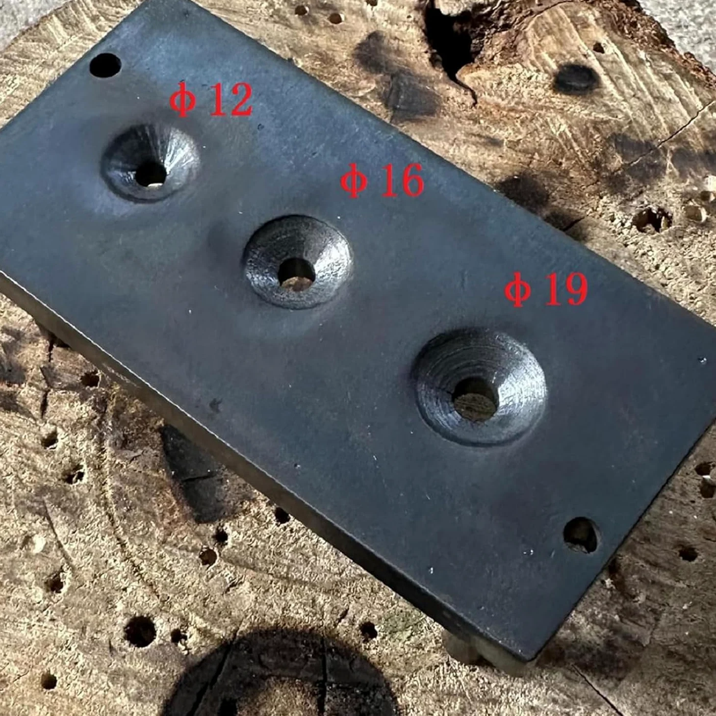 Outil Casse-Noisette pour Noix, Châtaignes, Pécans, Base en Fer avec Marteau, 3 Trous Coniques, Éplucheur Manuel pour Noix de Diamètre 12/16/19mm, Essentiel de Cuisine Ménager