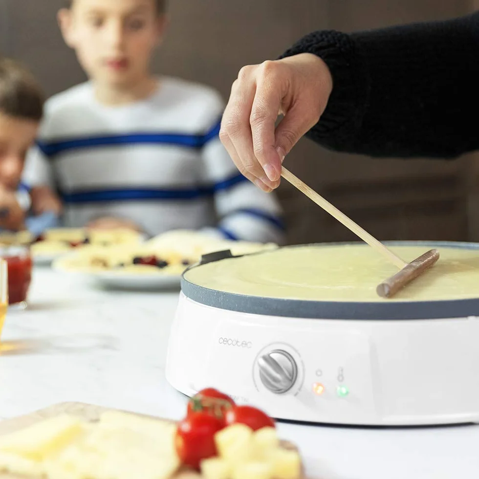 Cecotec Crépière Fun CrepeStone Twin. 1200W de Puissance et Revêtement Anti-Adhérant en Pierre Ecologique RockStone Avec Plaque Réversible, 1 Grande Crêpe ou 4 Mini-Crêpes