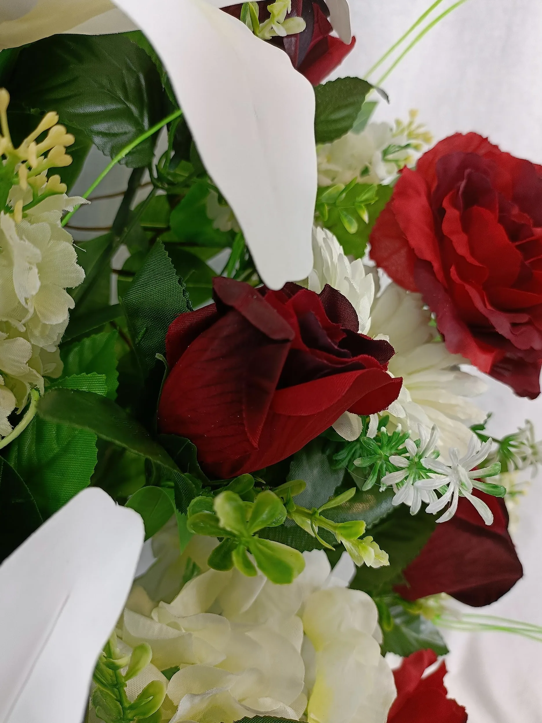 DRW Centre de Fleurs Artificielles pour Cimetière Blanc et Rouge Églises Mariages Centre de Fleurs pour Les Saints avec Liliums, bourgeons, gerberas et hortensias Rouge et Blanc 80x65x30 cm