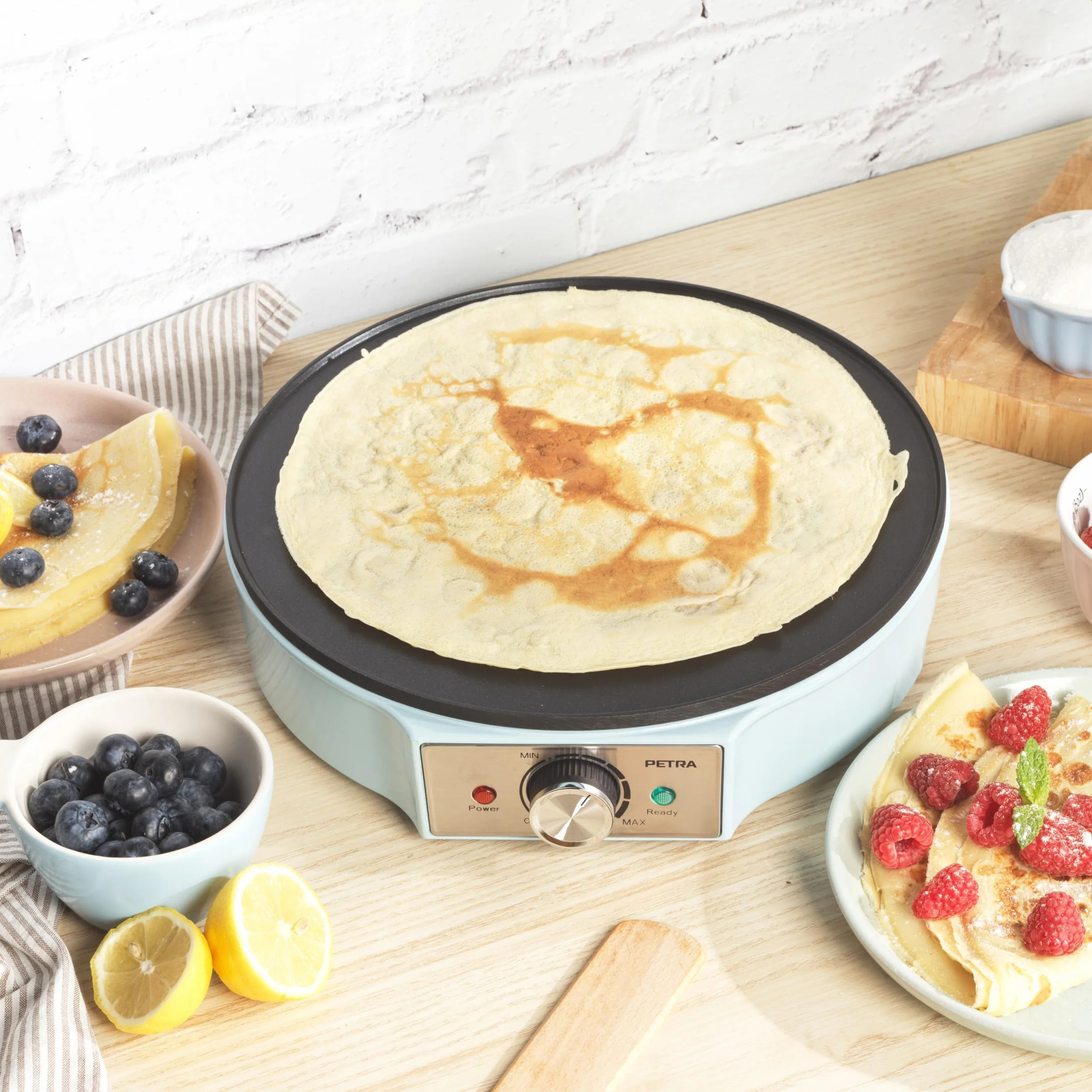 Petra Crêpière Électrique 1200W, Machine à Crêpes avec Plaque Antiadhésive 30cm, Grande Plaque Chauffante avec Température Réglable, Accessoires en Bois Inclus, Garantie 3 Ans