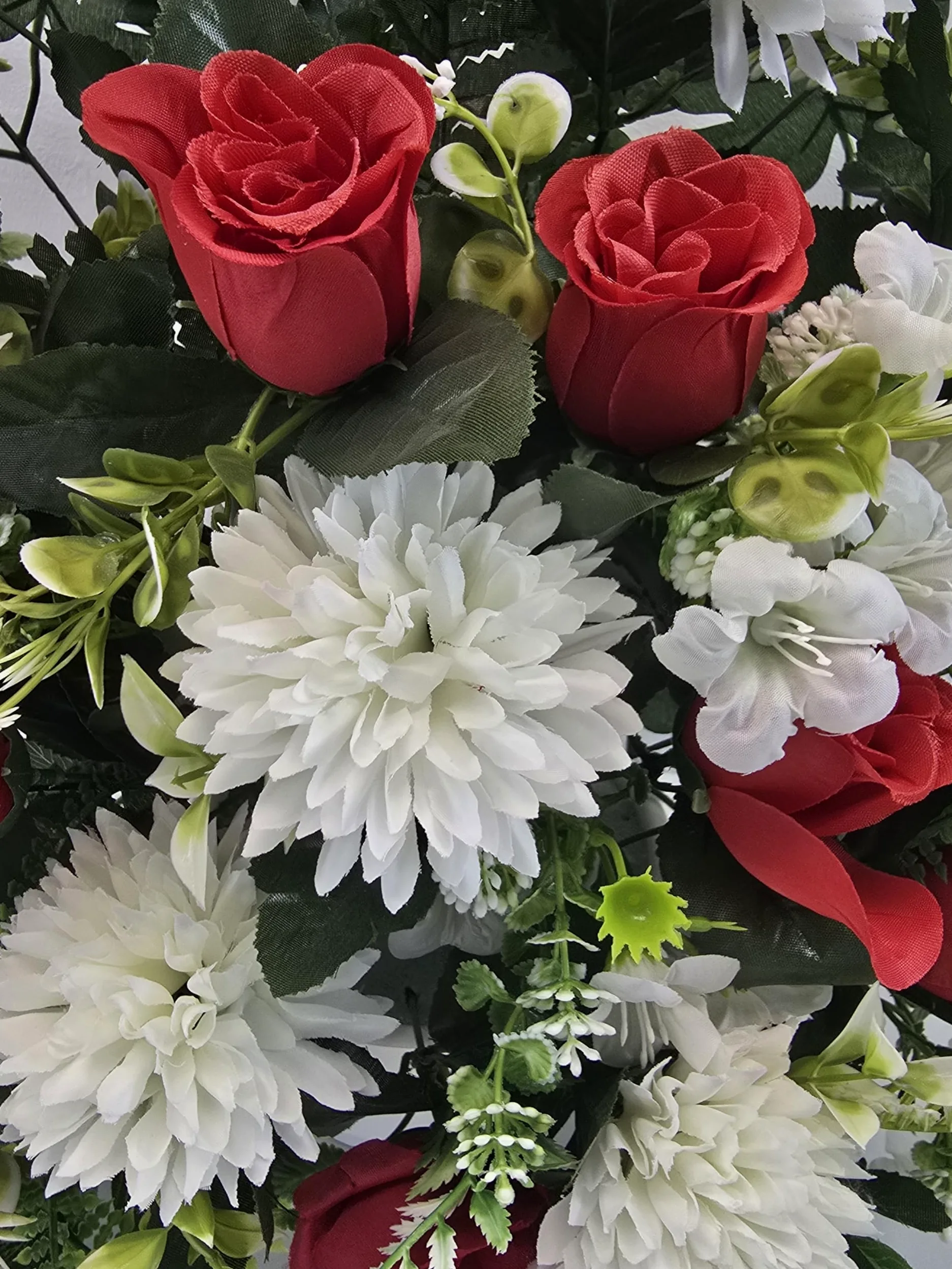 DRW Centre de Fleurs artificielles pour Mariages, églises, cimetières avec Pompon Blanc et Roses Rouges 65 x 65 x 30 cm