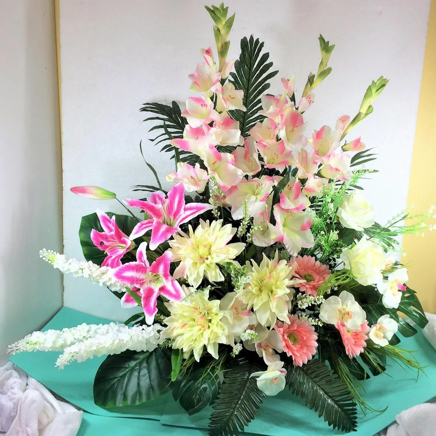 LBA Centre de Fleurs artificielles pour cimetière. Également pour Les églises. Journée spéciale de la Toussaint. Dimensions : 80 x 70 x 45 cm.