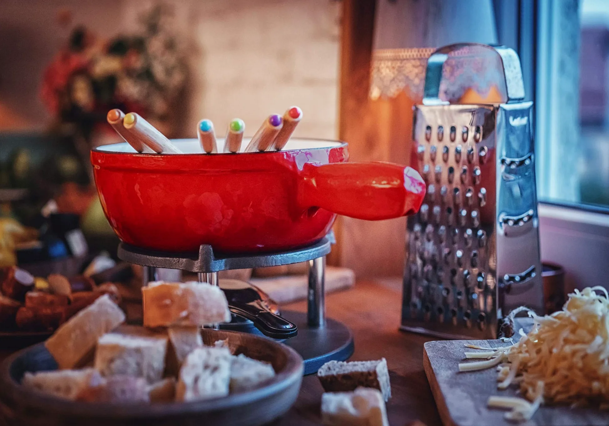 BBQ-TORO Service à Fondue en Fonte pour 6 Personnes (Noir/crème) | 2 litres | Service à Fondue émaillé | 9 pièces avec brûleur et fourchettes