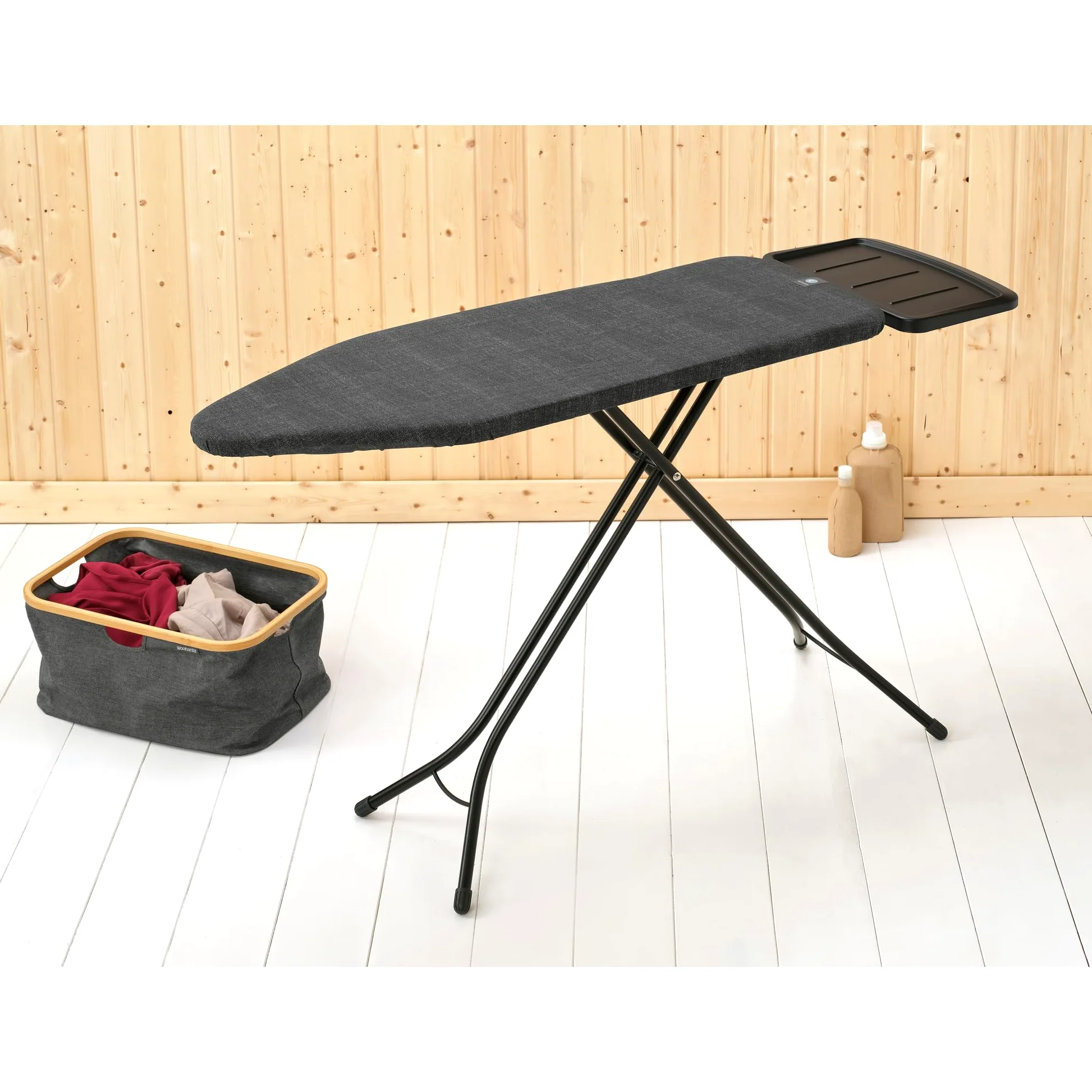Brabantia - Table à Repasser - Planche à Repasser XL - Table Repassage avec Plateau Extra-Stable - avec Verrouillage de Transport - Table à Repasser Pliable Denim Black - 124 x 45 cm