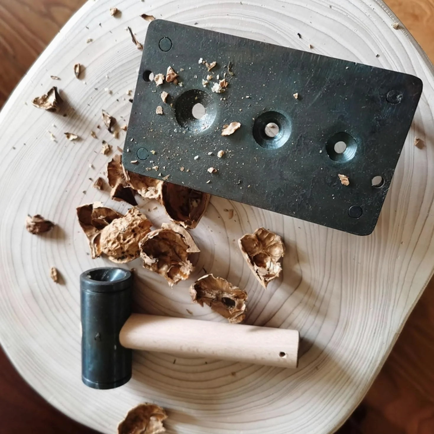 Outil Casse-Noisette pour Noix, Châtaignes, Pécans, Base en Fer avec Marteau, 3 Trous Coniques, Éplucheur Manuel pour Noix de Diamètre 12/16/19mm, Essentiel de Cuisine Ménager