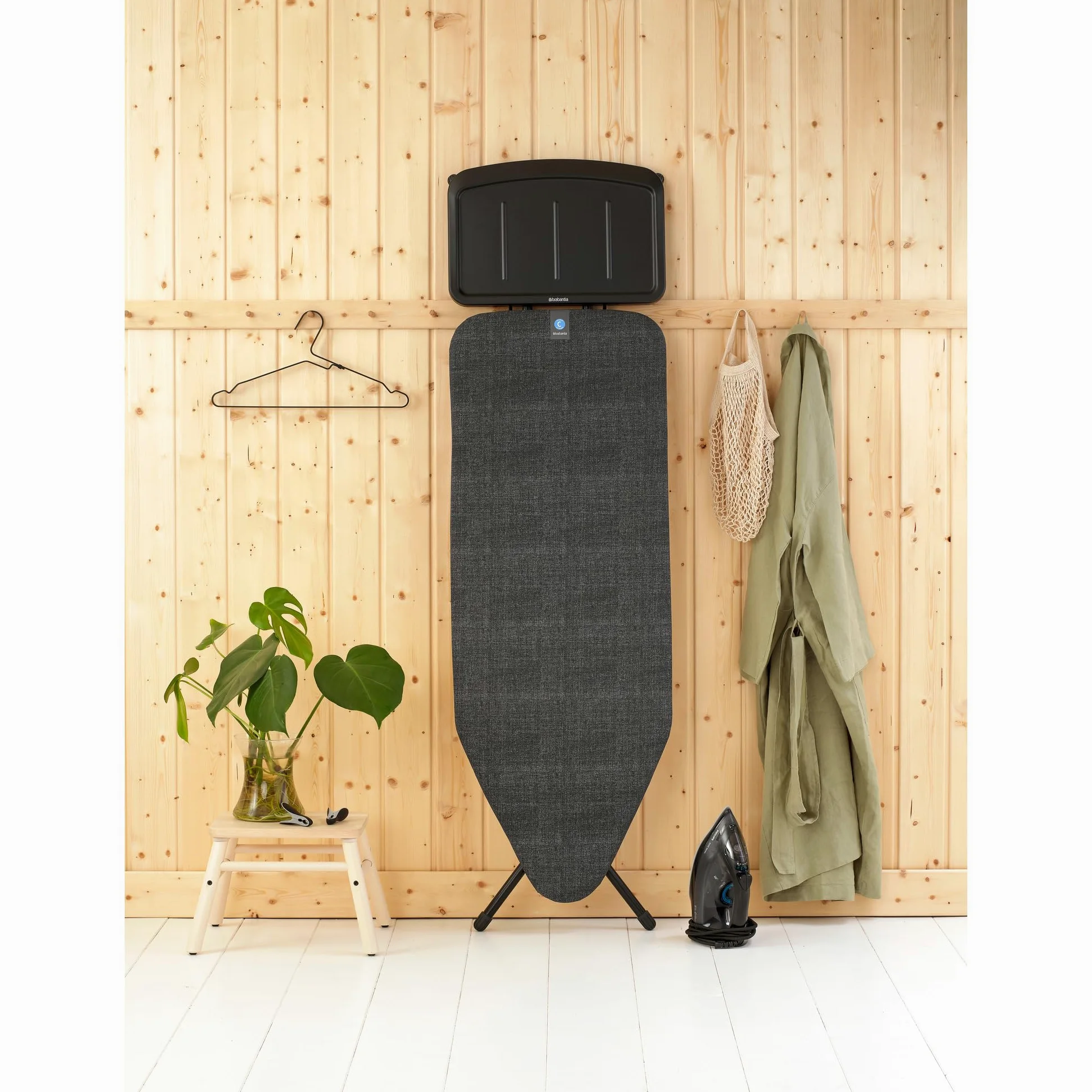 Brabantia - Table à Repasser - Planche à Repasser XL - Table Repassage avec Plateau Extra-Stable - avec Verrouillage de Transport - Table à Repasser Pliable Denim Black - 124 x 45 cm