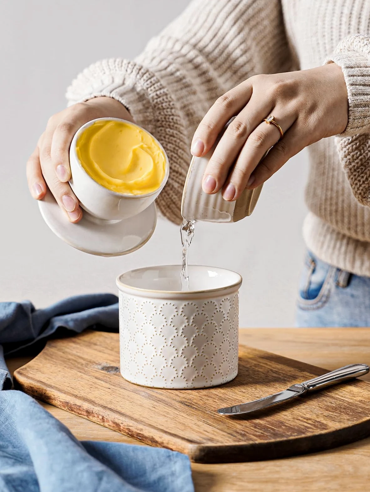 LE TAUCI Cloche à beurre, pot à beurre pour comptoir avec ligne d'eau, beurre français en relief avec couvercle pour tartiner, convient pour pendaison de crémaillère, lot de 1, blanc arctique