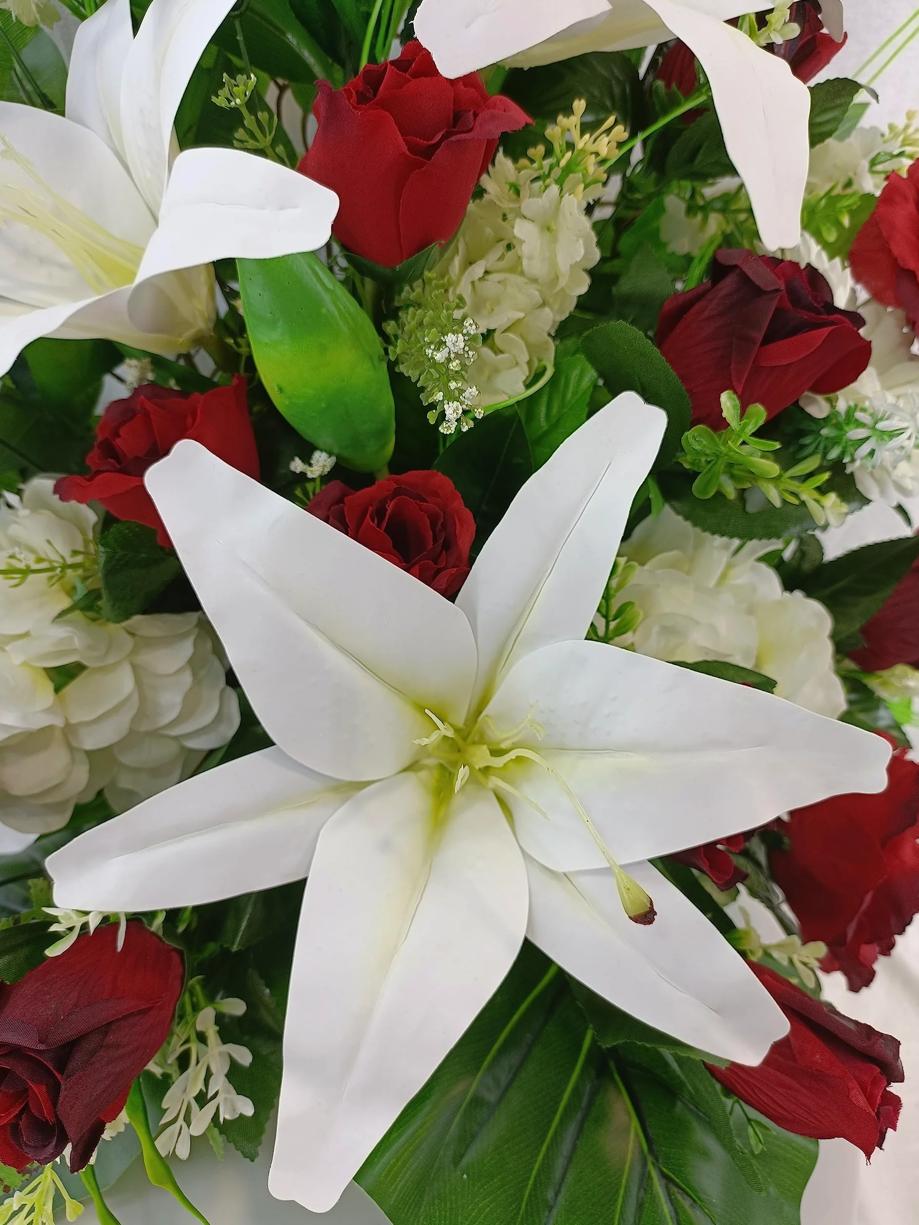 DRW Centre de Fleurs Artificielles pour Cimetière Blanc et Rouge Églises Mariages Centre de Fleurs pour Les Saints avec Liliums, bourgeons, gerberas et hortensias Rouge et Blanc 80x65x30 cm