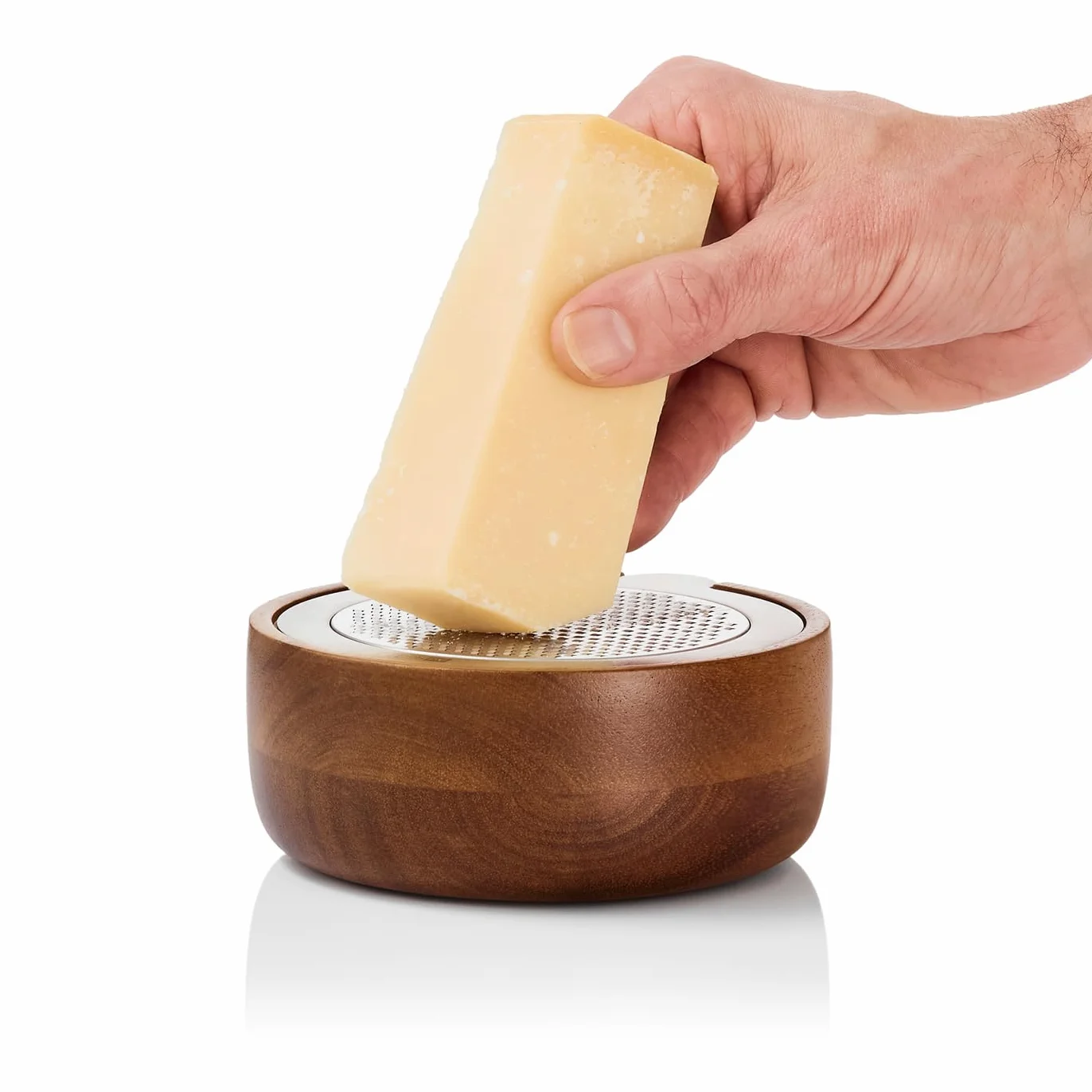 AdHoc CutnServe Râpe fine à fromage avec récipient, noir | Lame inox PreciseGrate pour parmesan, fromage à pâte dure, chocolat, noix et épices, récipient en bois d’acacia