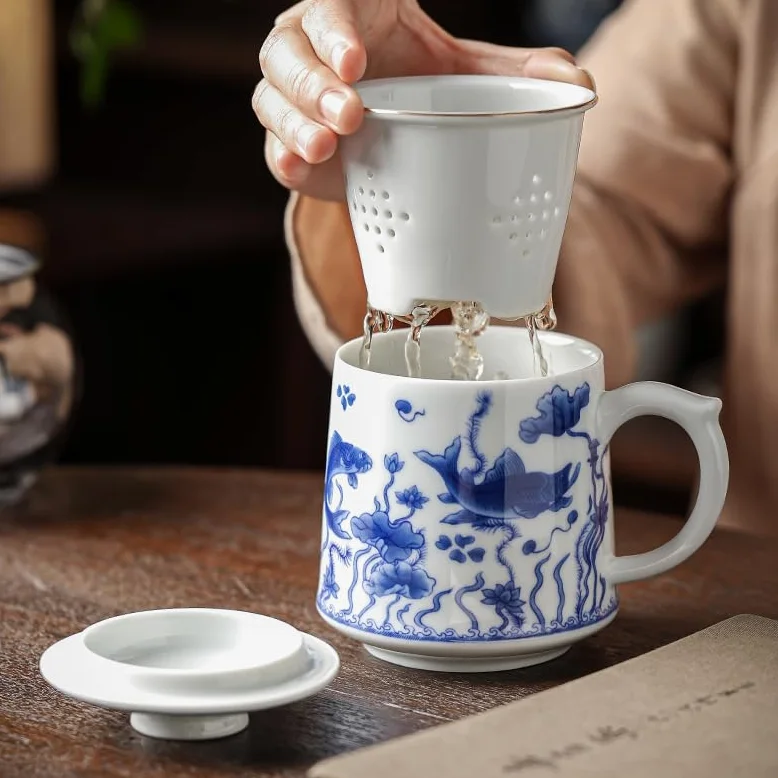 Tasse à thé Tasse à thé Tasse de séparation d'eau de thé Tasse à Eau de Filtre spéciale personnelle en céramique Bleue et Blanche Peinte à la Main Tasse à thé Tasses à thé réutilisables
