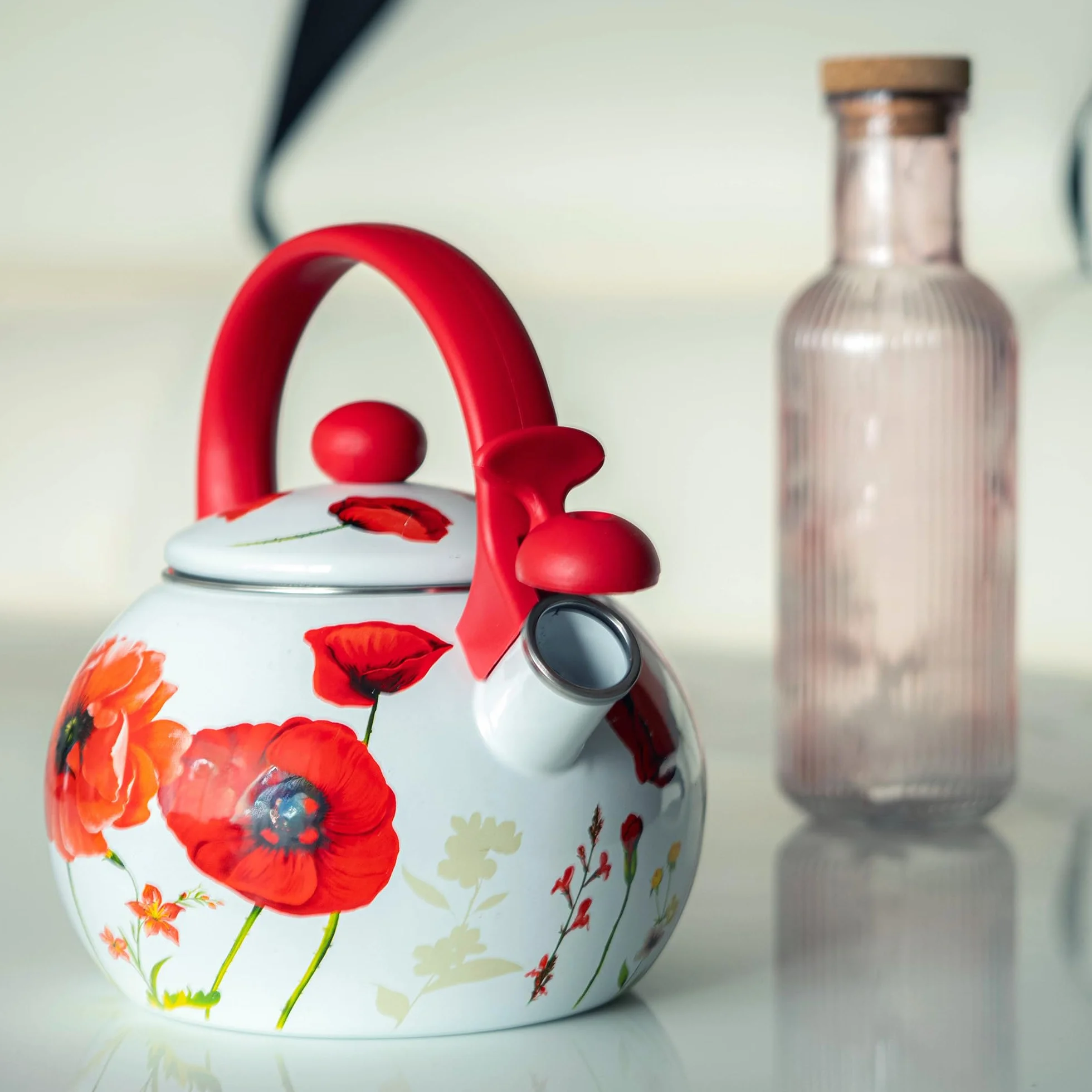 KADAX Bouilloire Sifflante en Acier 2.2L, Théière Émaillée pour Cuisinières à Induction et à Gaz, Dotée d'une Poignée Ergonomique et d'un Sifflet Intégré (Fleurs rouges)