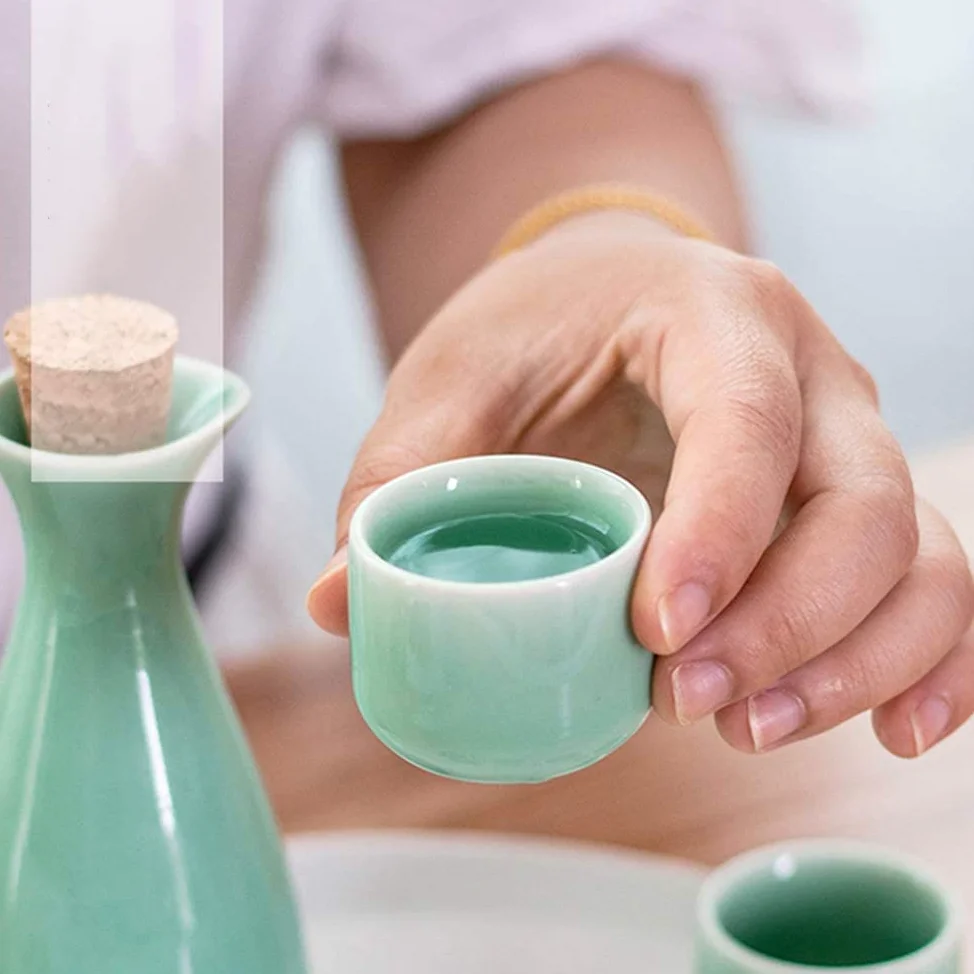 Ensemble de Tasses à saké japonaises, Design Traditionnel Peint à la Main, Tasses en céramique et Porcelaine, Texture émaillée Blanche